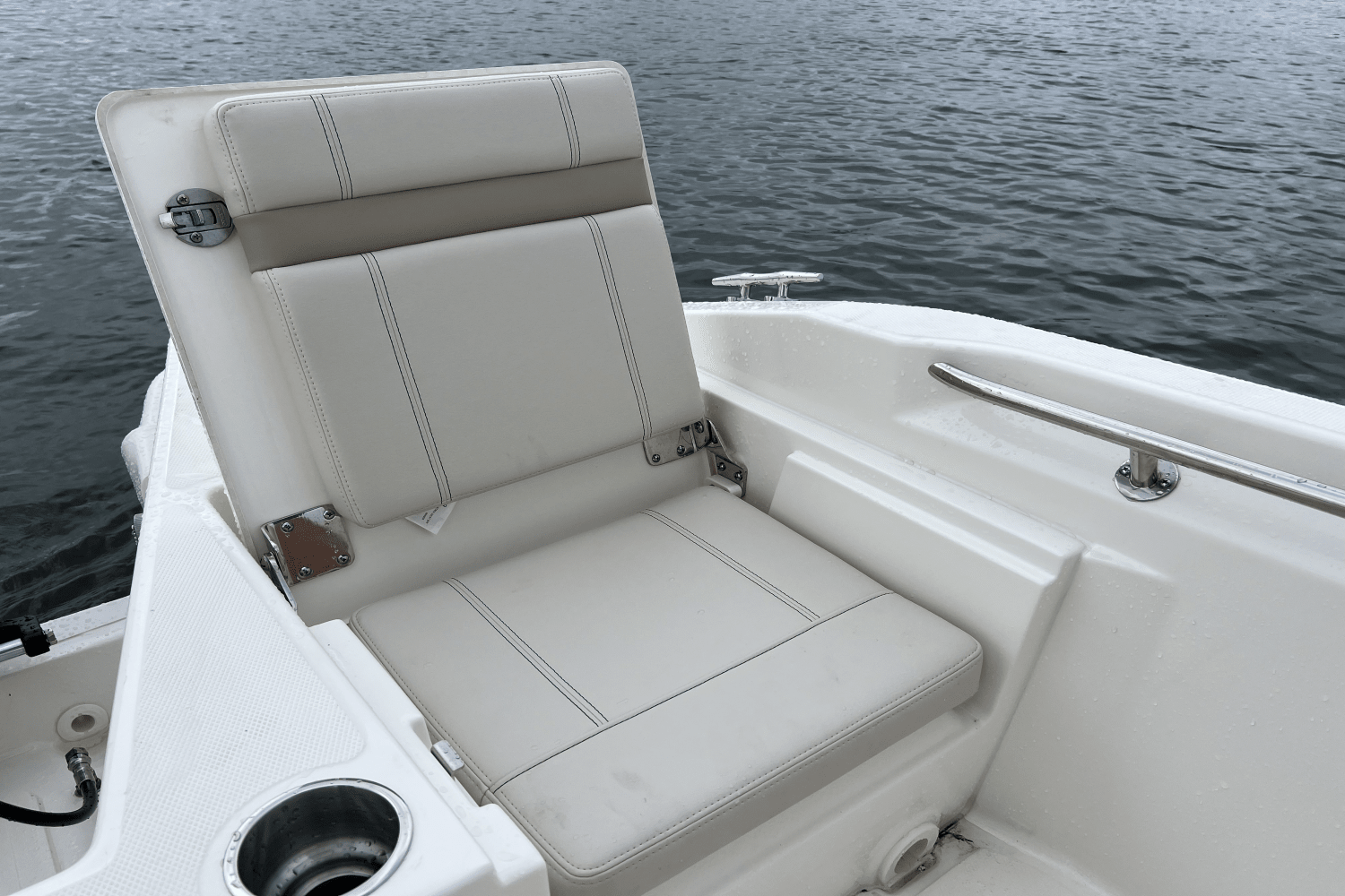 2026 Boston Whaler 220 Dauntless Image Thumbnail #11