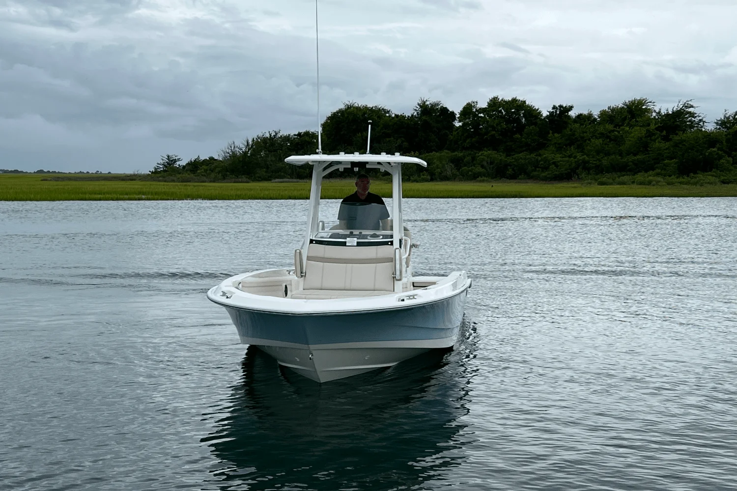 2026 Boston Whaler 220 Dauntless Image Thumbnail #3