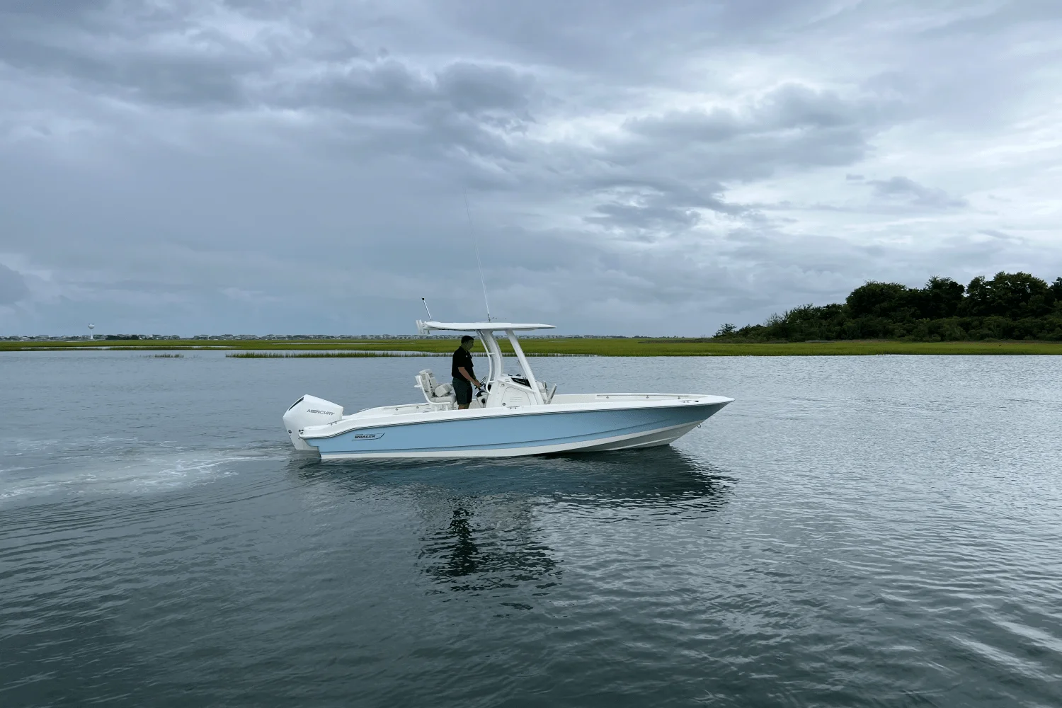 2026 Boston Whaler 220 Dauntless Image Thumbnail #1