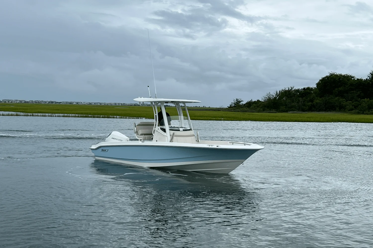 2026 Boston Whaler 220 Dauntless Image Thumbnail #2