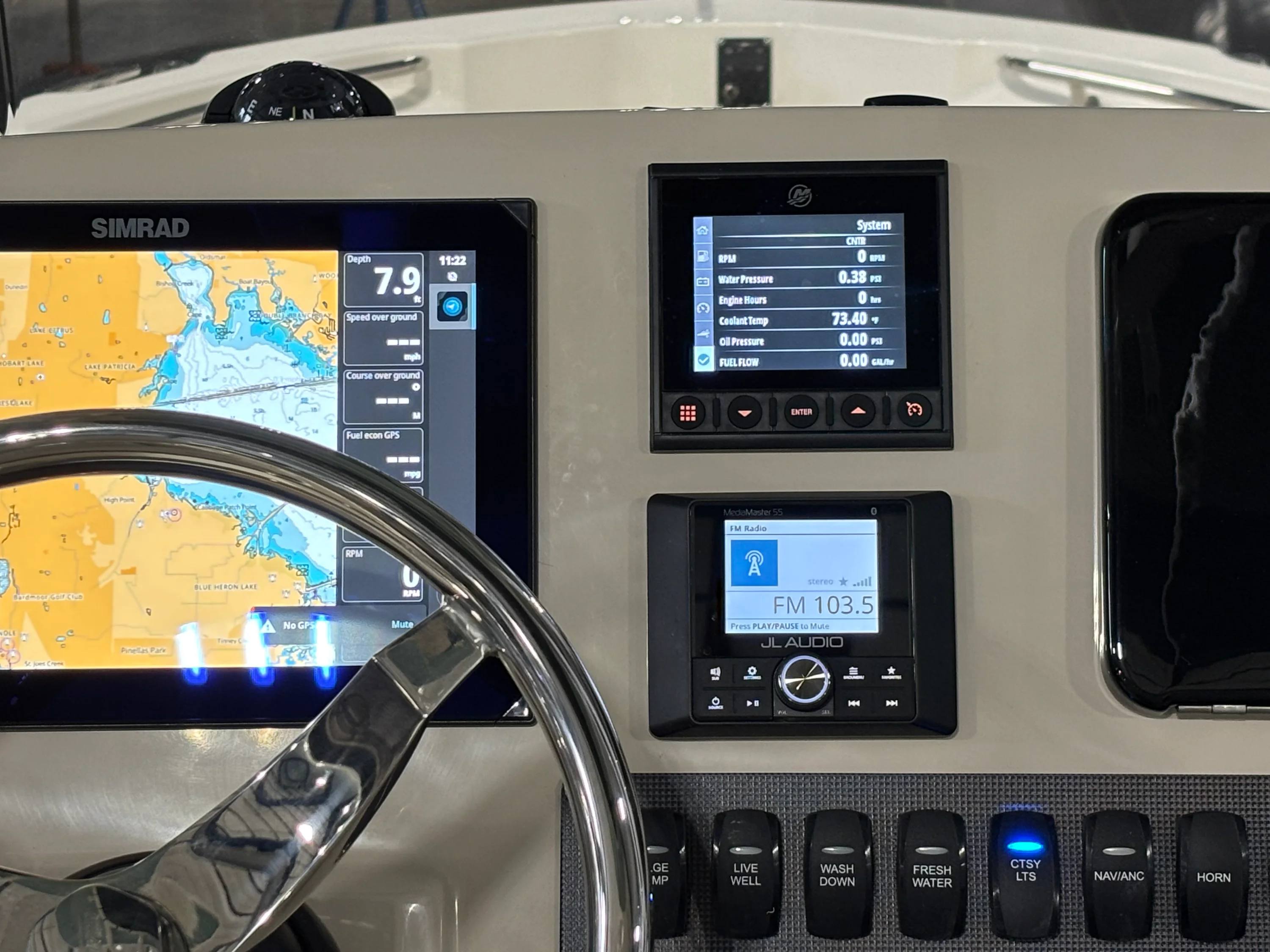 2026 Boston Whaler 220 Dauntless Image Thumbnail #15