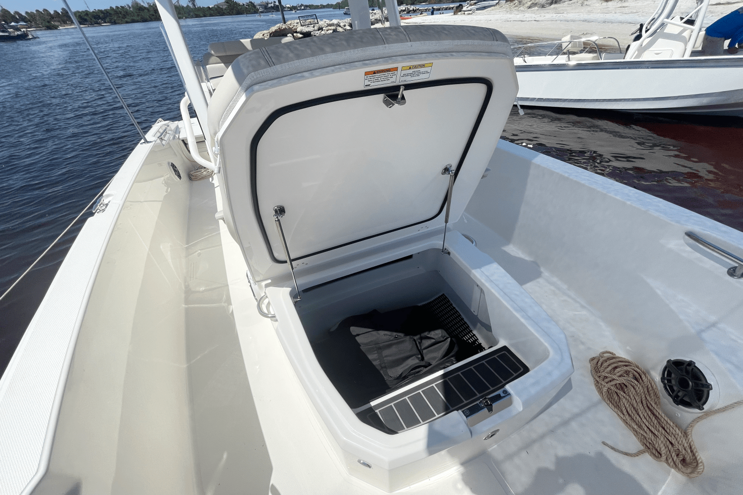2026 Boston Whaler 220 Dauntless Image Thumbnail #17