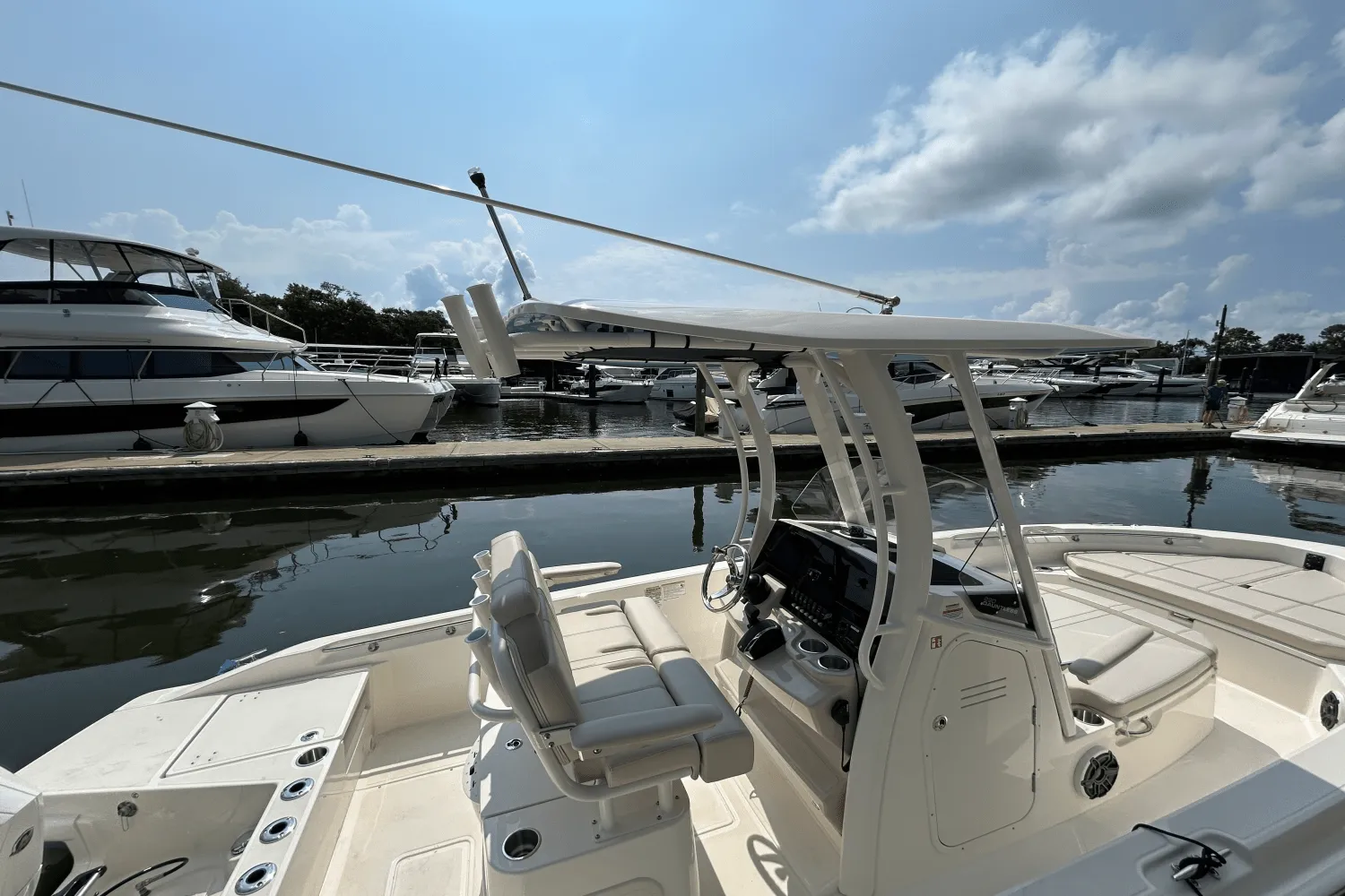 2026 Boston Whaler 220 Dauntless Image Thumbnail #23