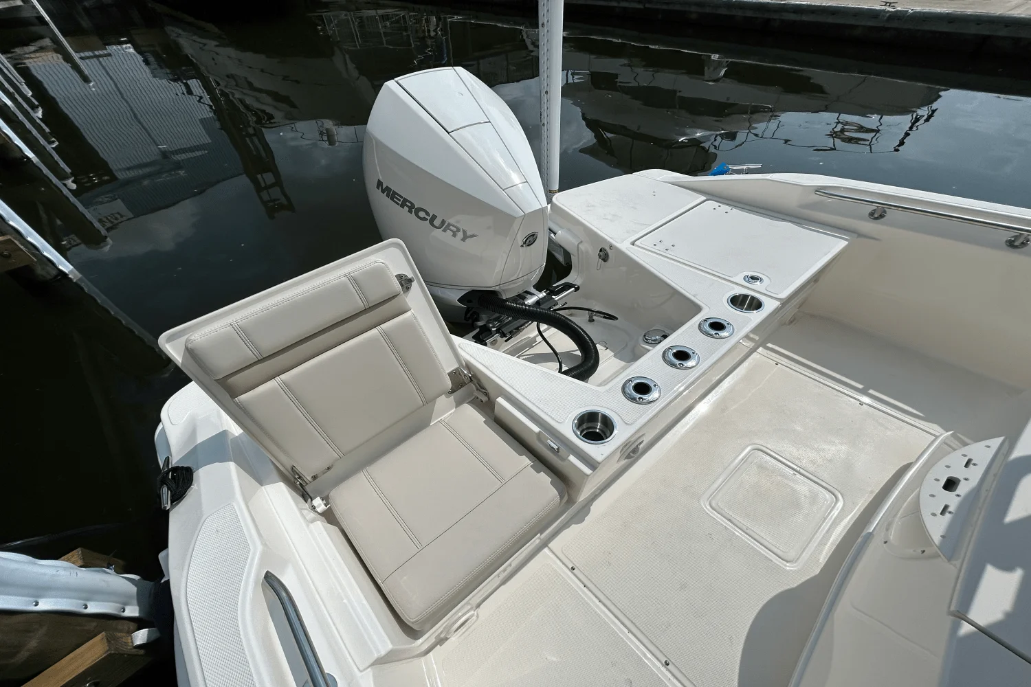 2026 Boston Whaler 220 Dauntless Image Thumbnail #8