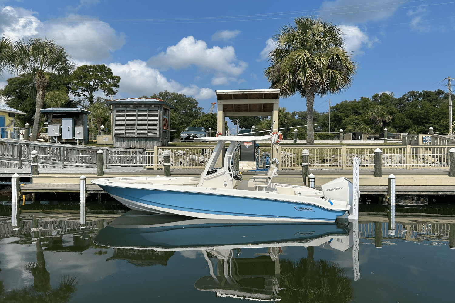 2026 Boston Whaler 220 Dauntless Image Thumbnail #1
