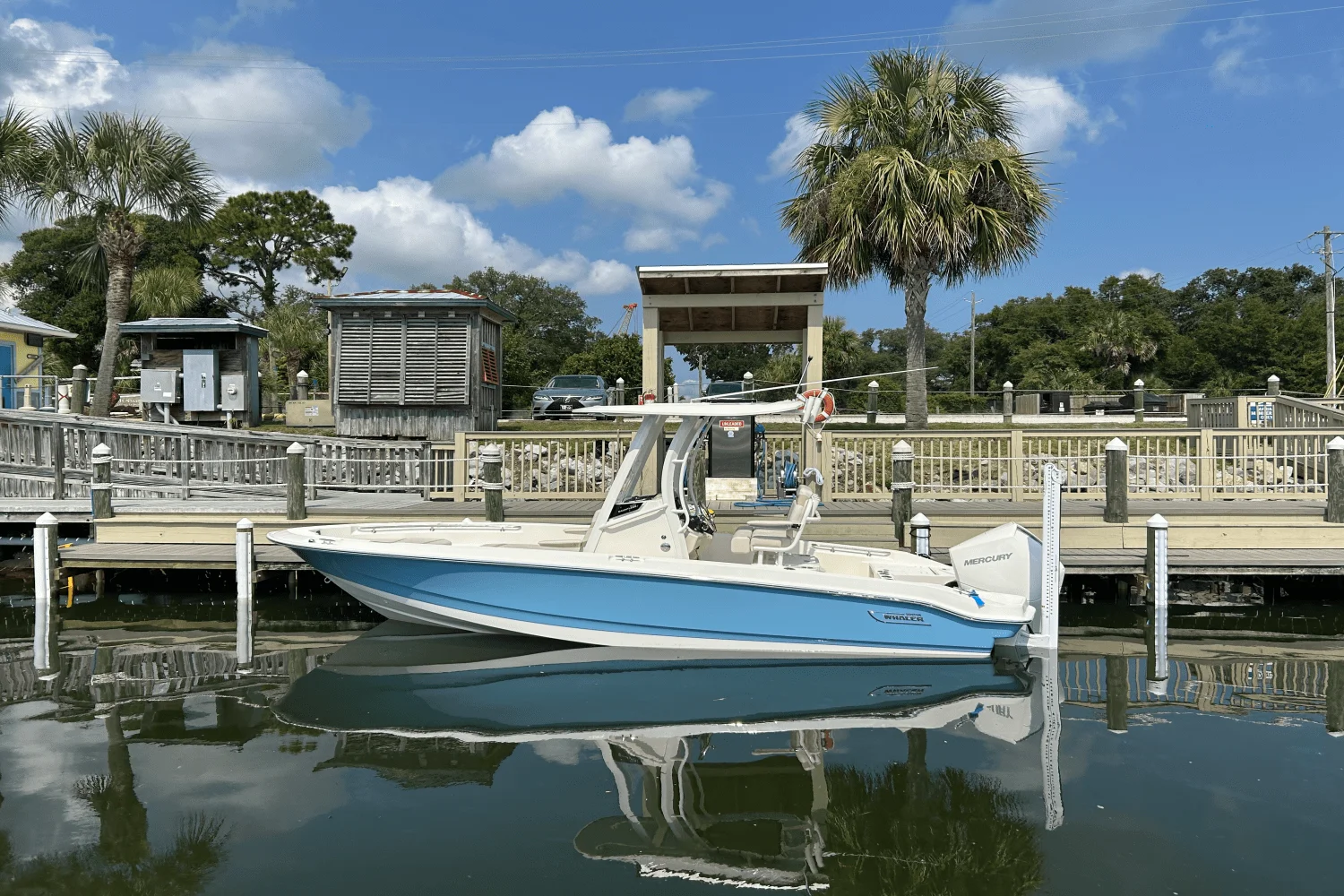2026 Boston Whaler 220 Dauntless Image Thumbnail #1