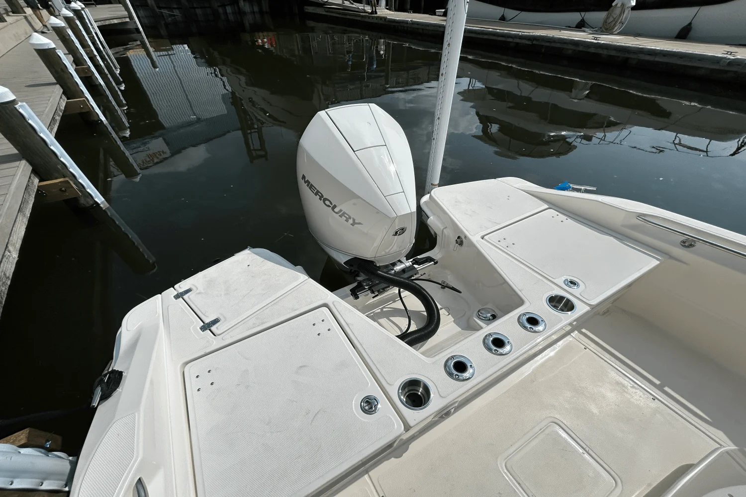 2026 Boston Whaler 220 Dauntless Image Thumbnail #6