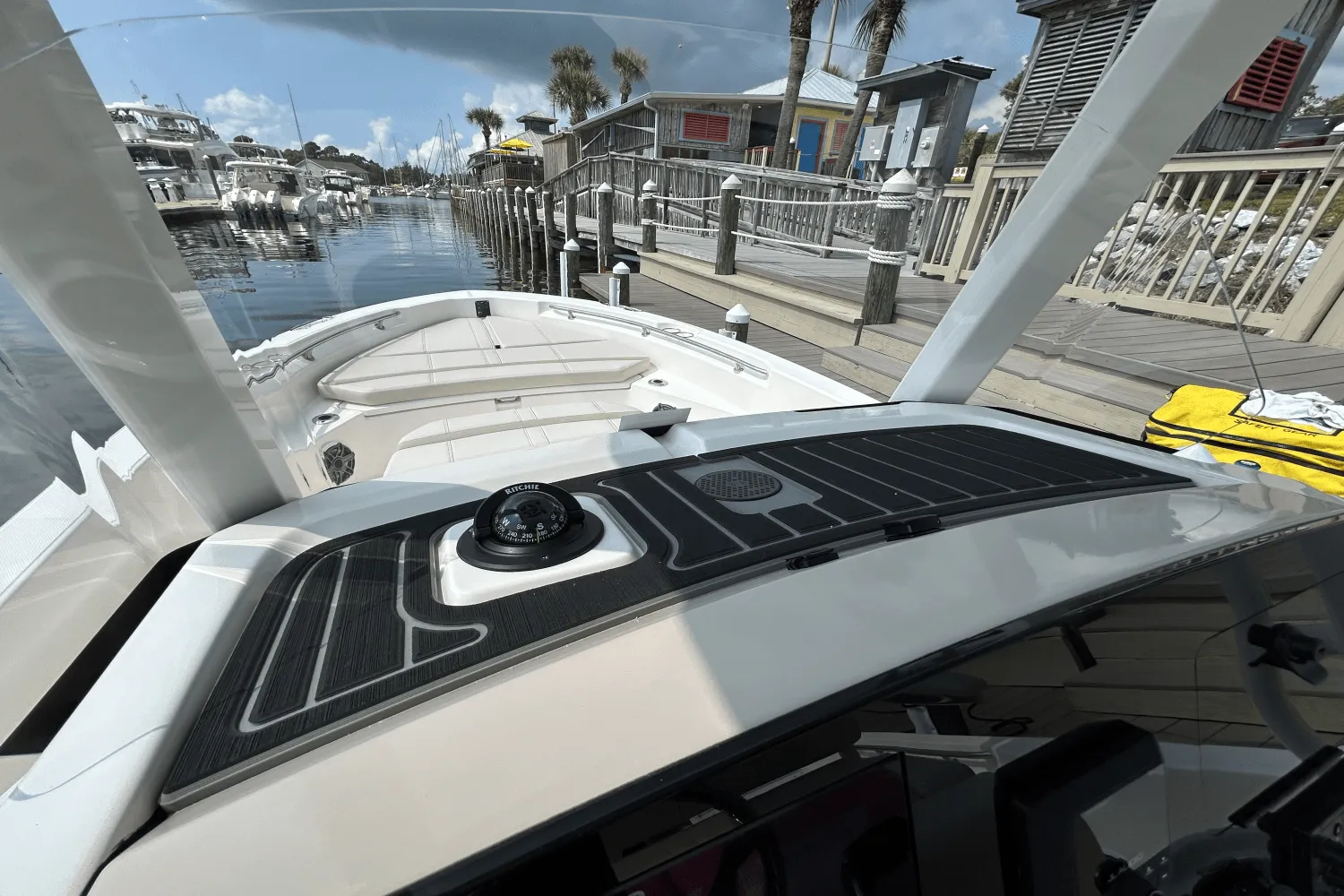2026 Boston Whaler 220 Dauntless Image Thumbnail #15