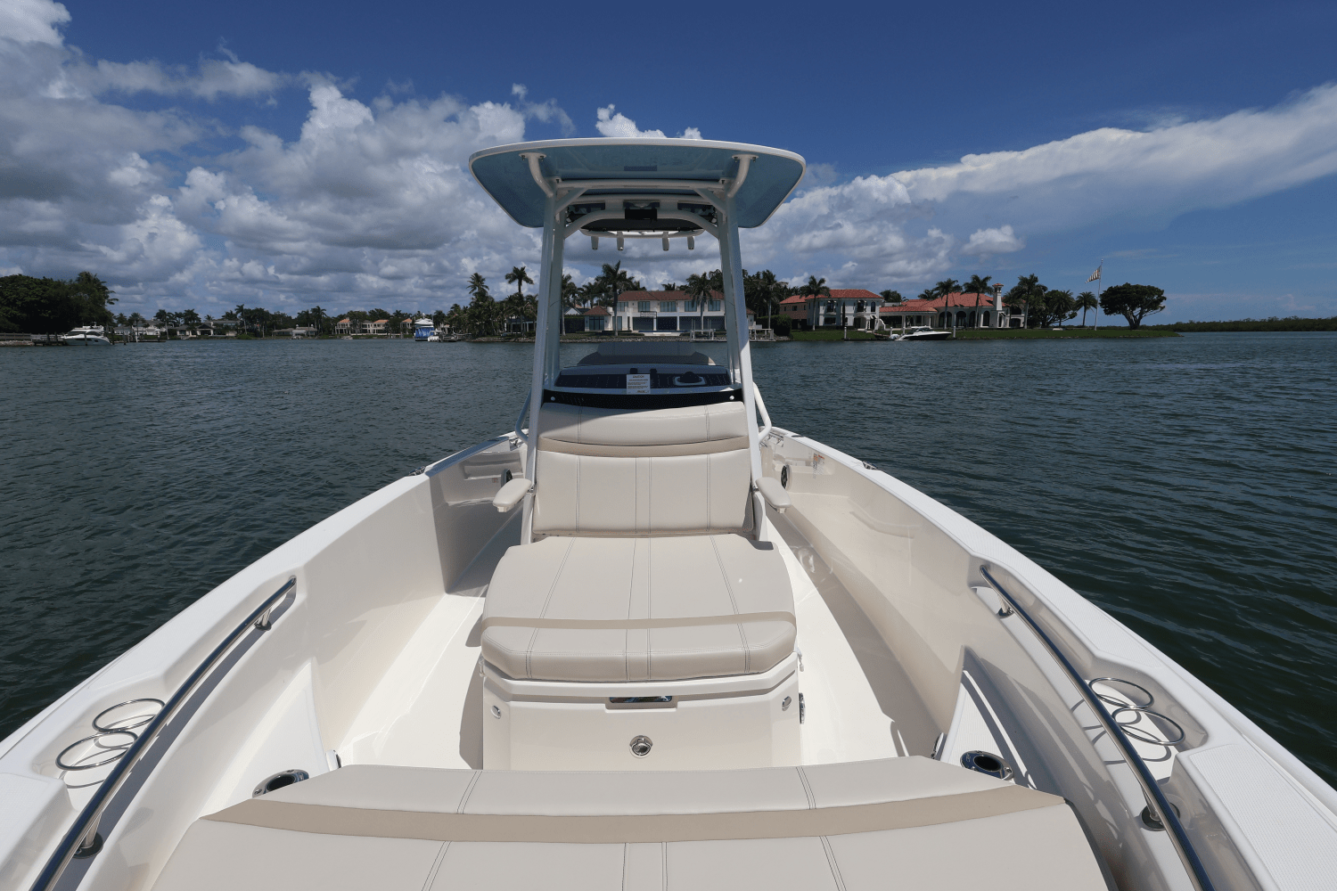 2026 Boston Whaler 220 Dauntless Image Thumbnail #17