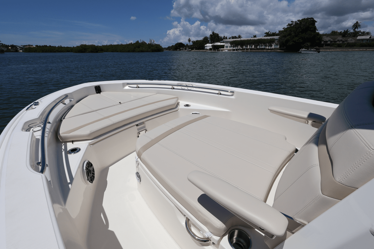 2026 Boston Whaler 220 Dauntless Image Thumbnail #11