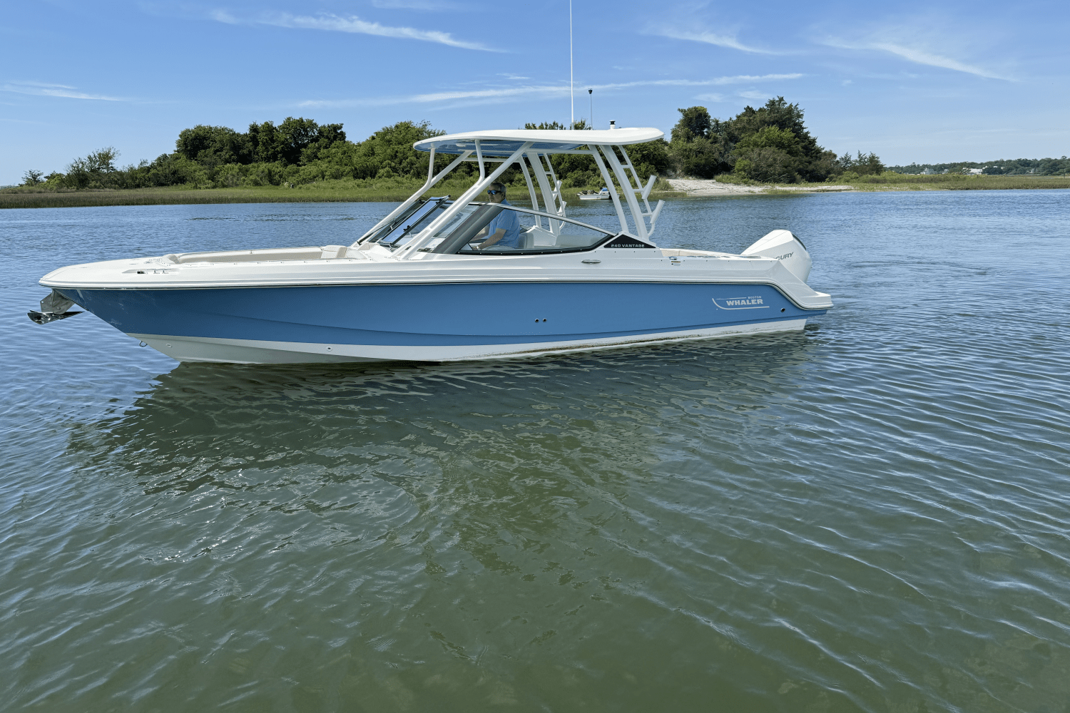 2025 Boston Whaler 240 Vantage Image Thumbnail #4