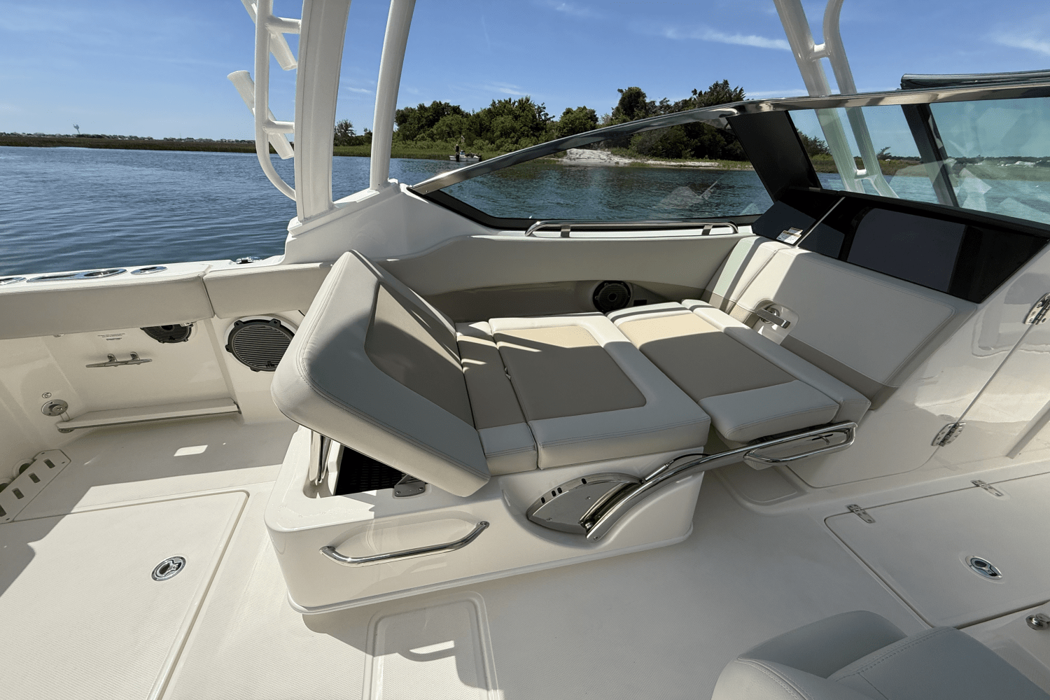 2025 Boston Whaler 240 Vantage Image Thumbnail #13