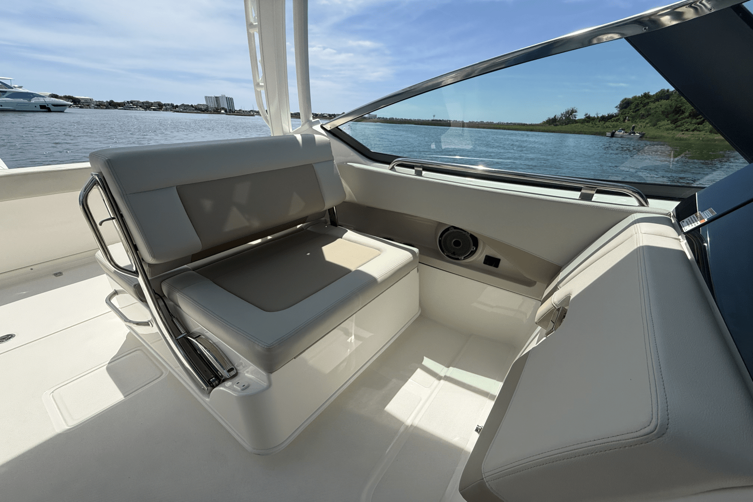 2025 Boston Whaler 240 Vantage Image Thumbnail #14