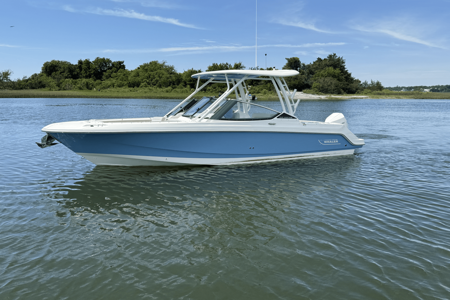 2025 Boston Whaler 240 Vantage Image Thumbnail #3