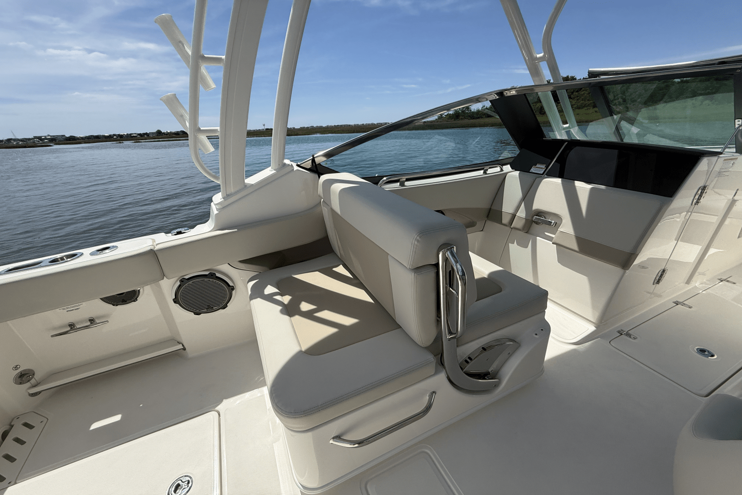 2025 Boston Whaler 240 Vantage Image Thumbnail #11