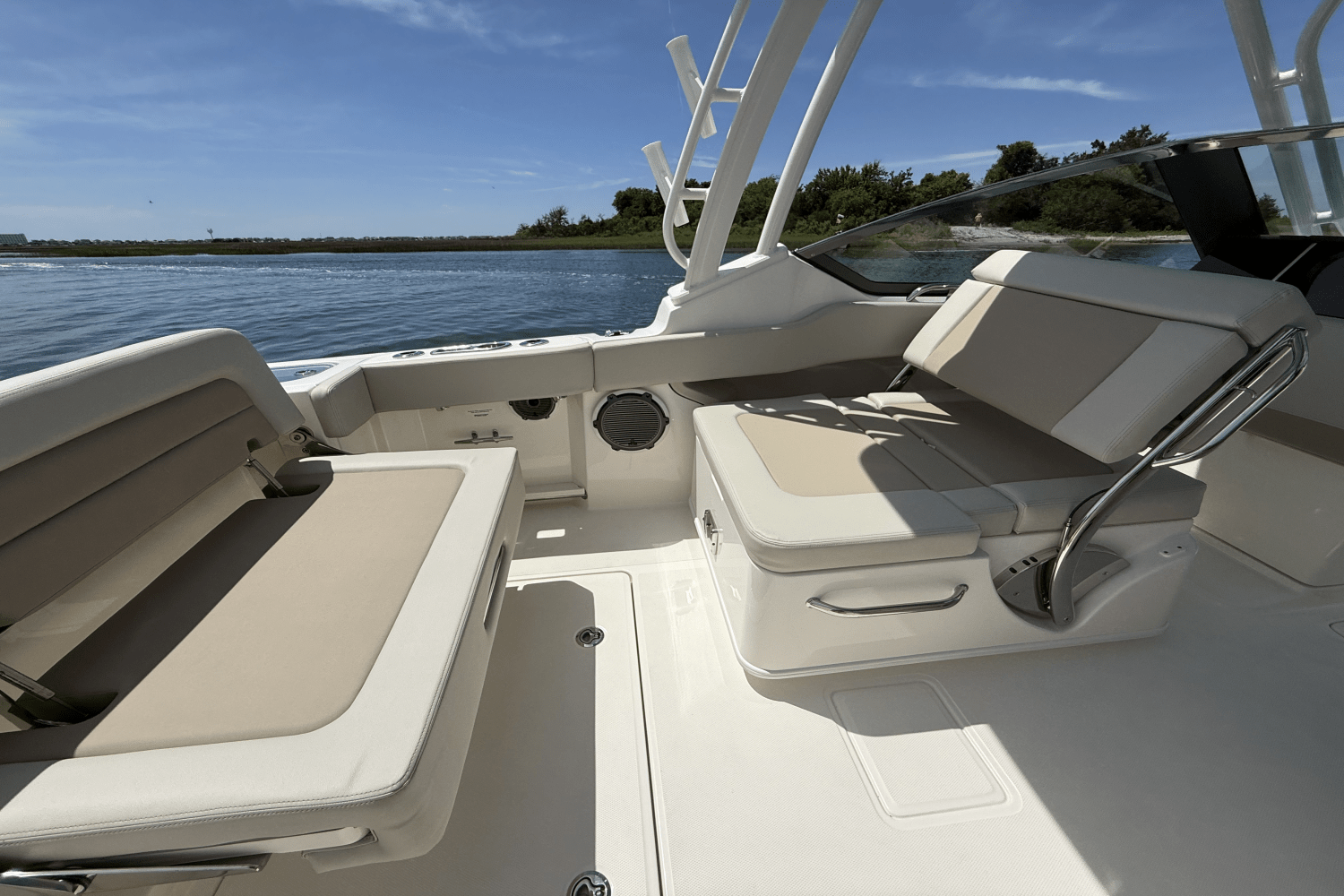 2025 Boston Whaler 240 Vantage Image Thumbnail #10