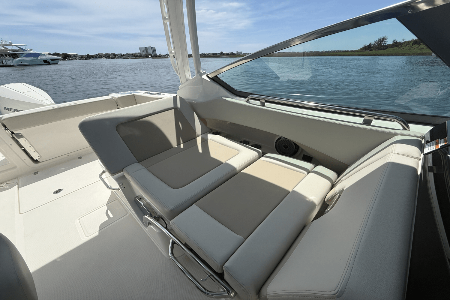 2025 Boston Whaler 240 Vantage Image Thumbnail #12