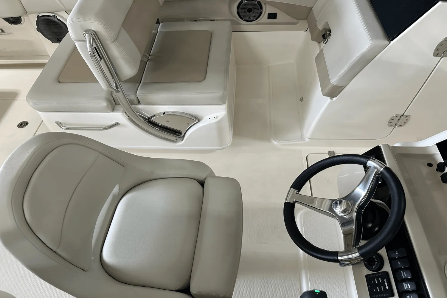 2025 Boston Whaler 240 Vantage Image Thumbnail #11