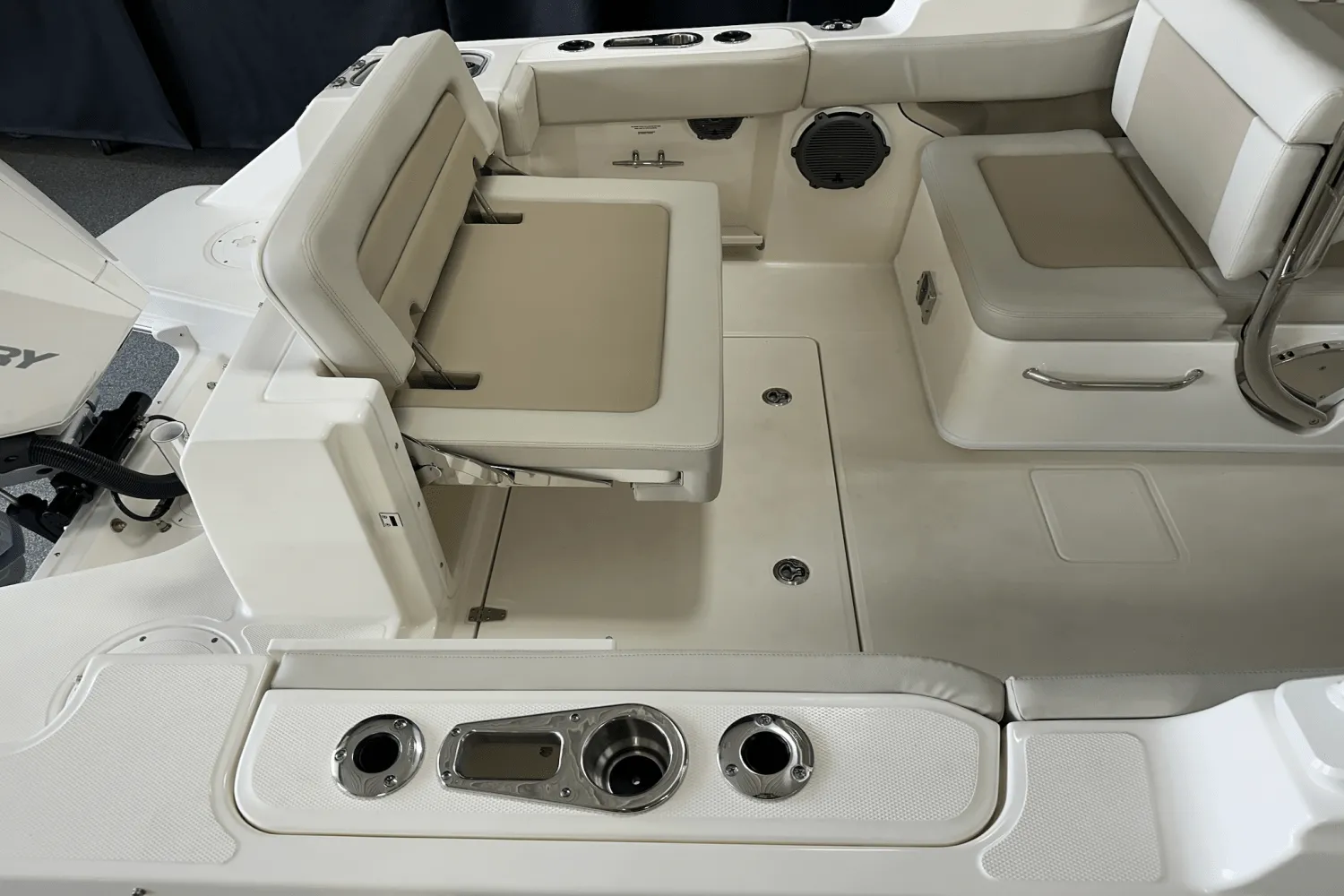 2025 Boston Whaler 240 Vantage Image Thumbnail #9