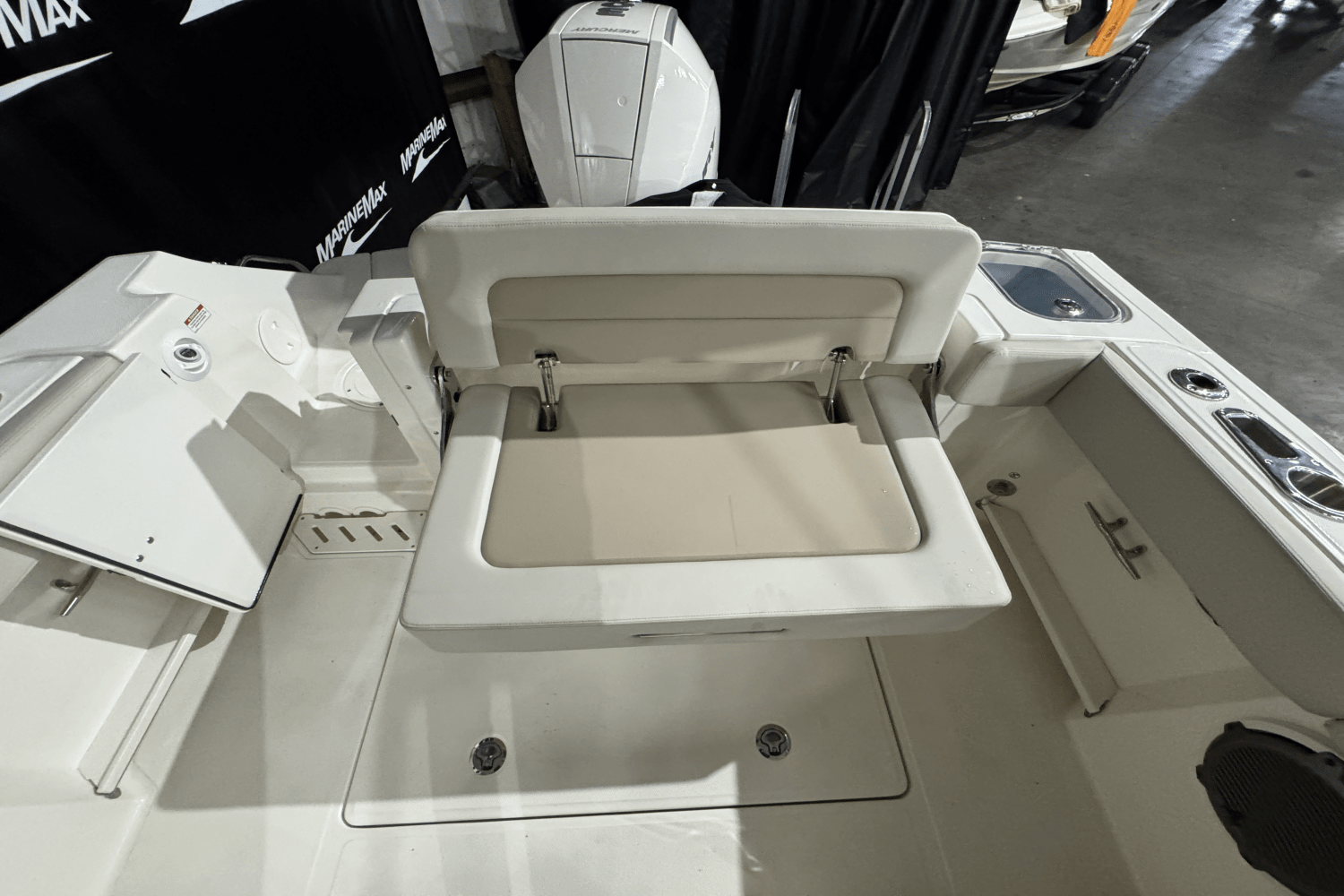 2025 Boston Whaler 240 Vantage Image Thumbnail #9