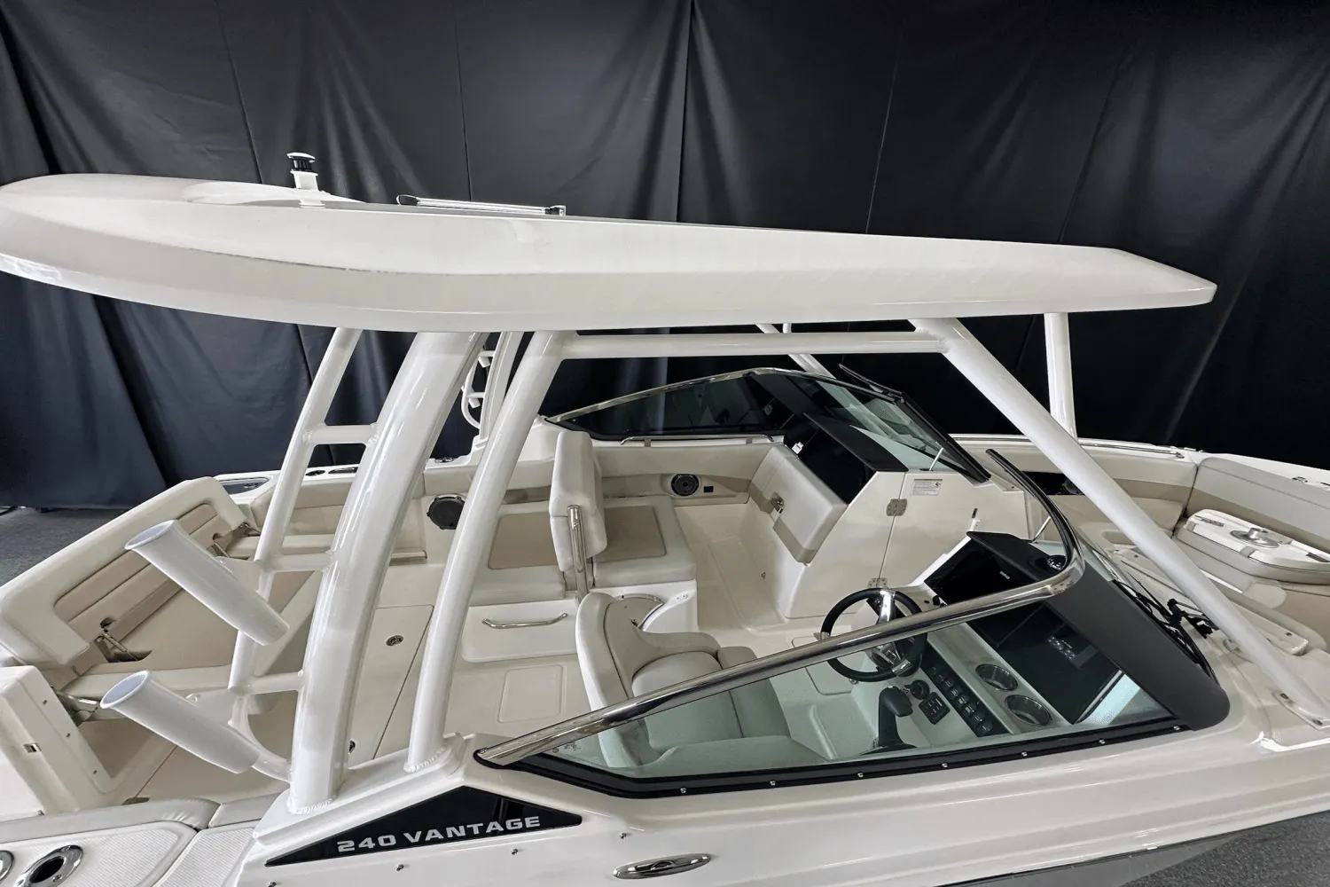 2025 Boston Whaler 240 Vantage Image Thumbnail #1