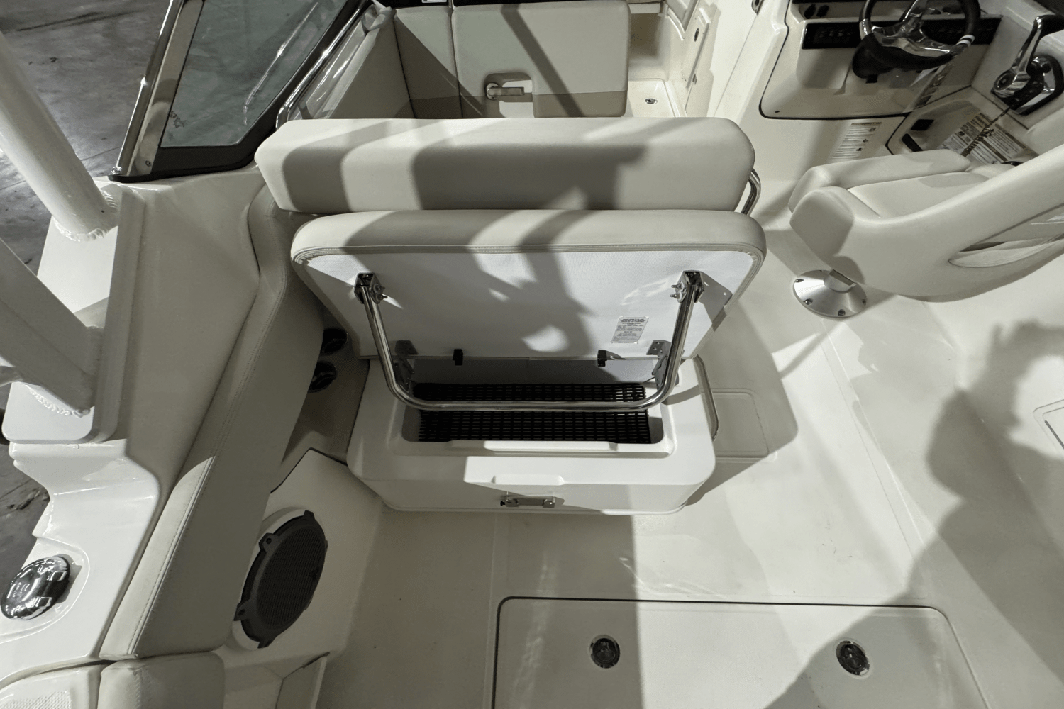 2025 Boston Whaler 240 Vantage Image Thumbnail #12