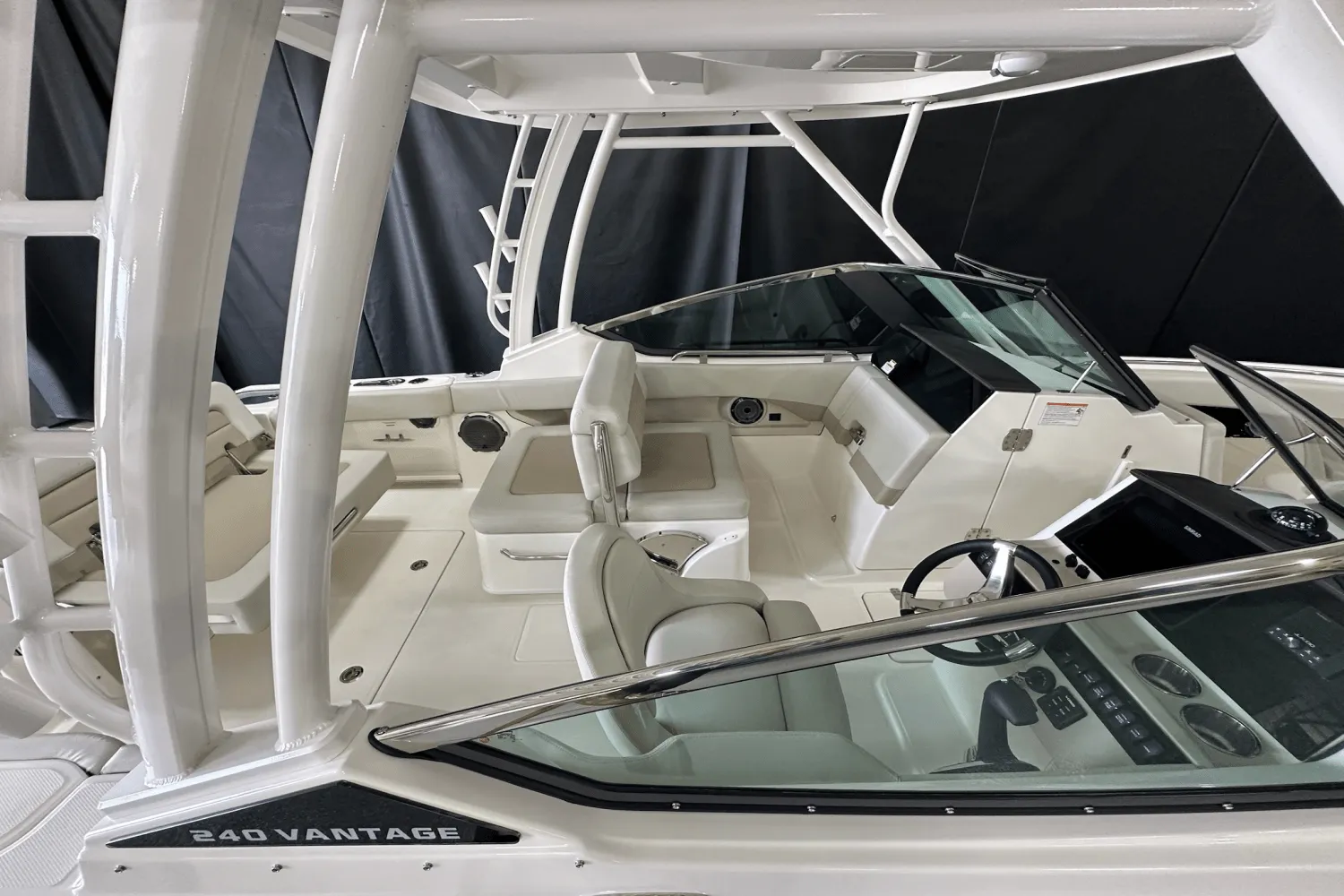 2025 Boston Whaler 240 Vantage Image Thumbnail #2