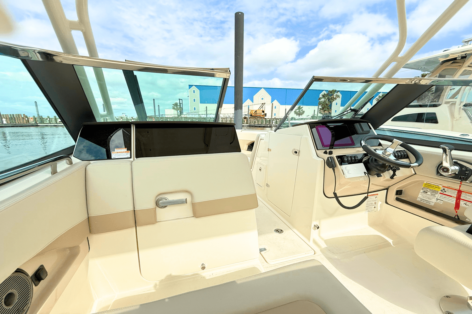 2025 Boston Whaler 240 Vantage Image Thumbnail #5