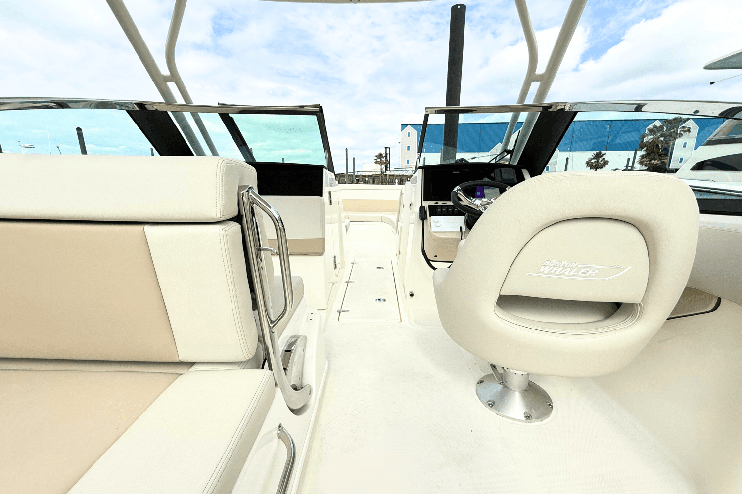 2025 Boston Whaler 240 Vantage Image Thumbnail #4