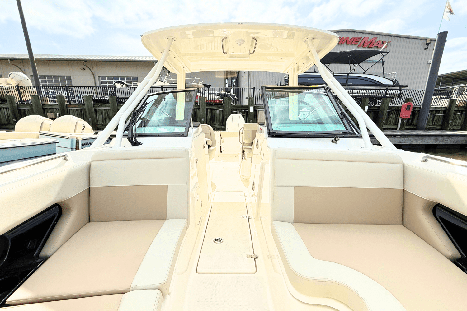 2025 Boston Whaler 240 Vantage Image Thumbnail #3