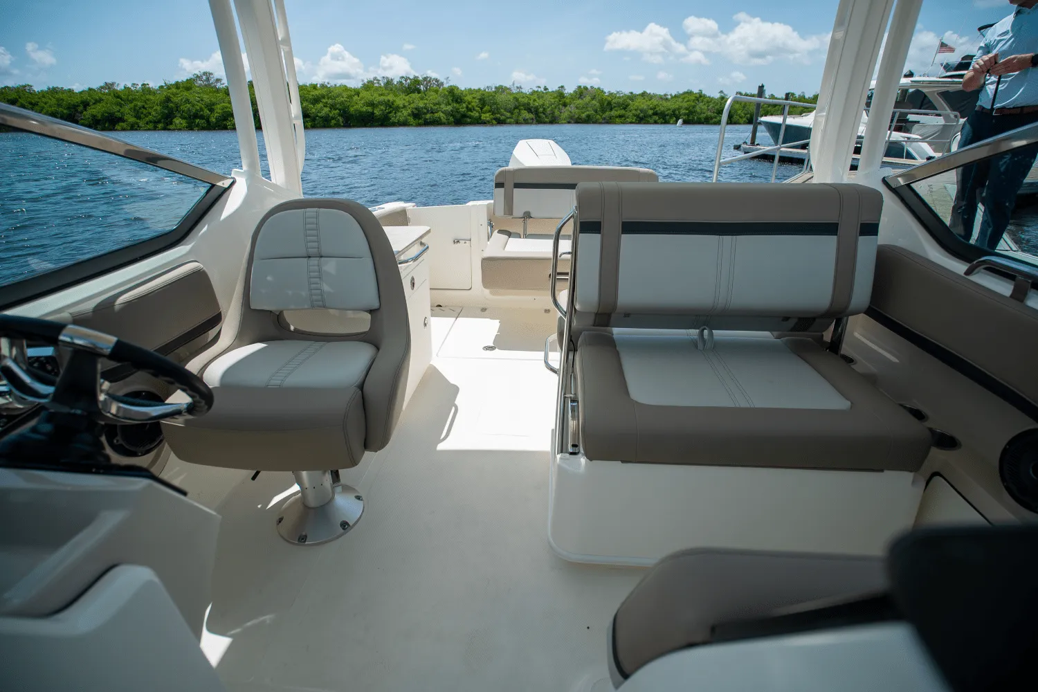 2025 Boston Whaler 240 Vantage Image Thumbnail #16