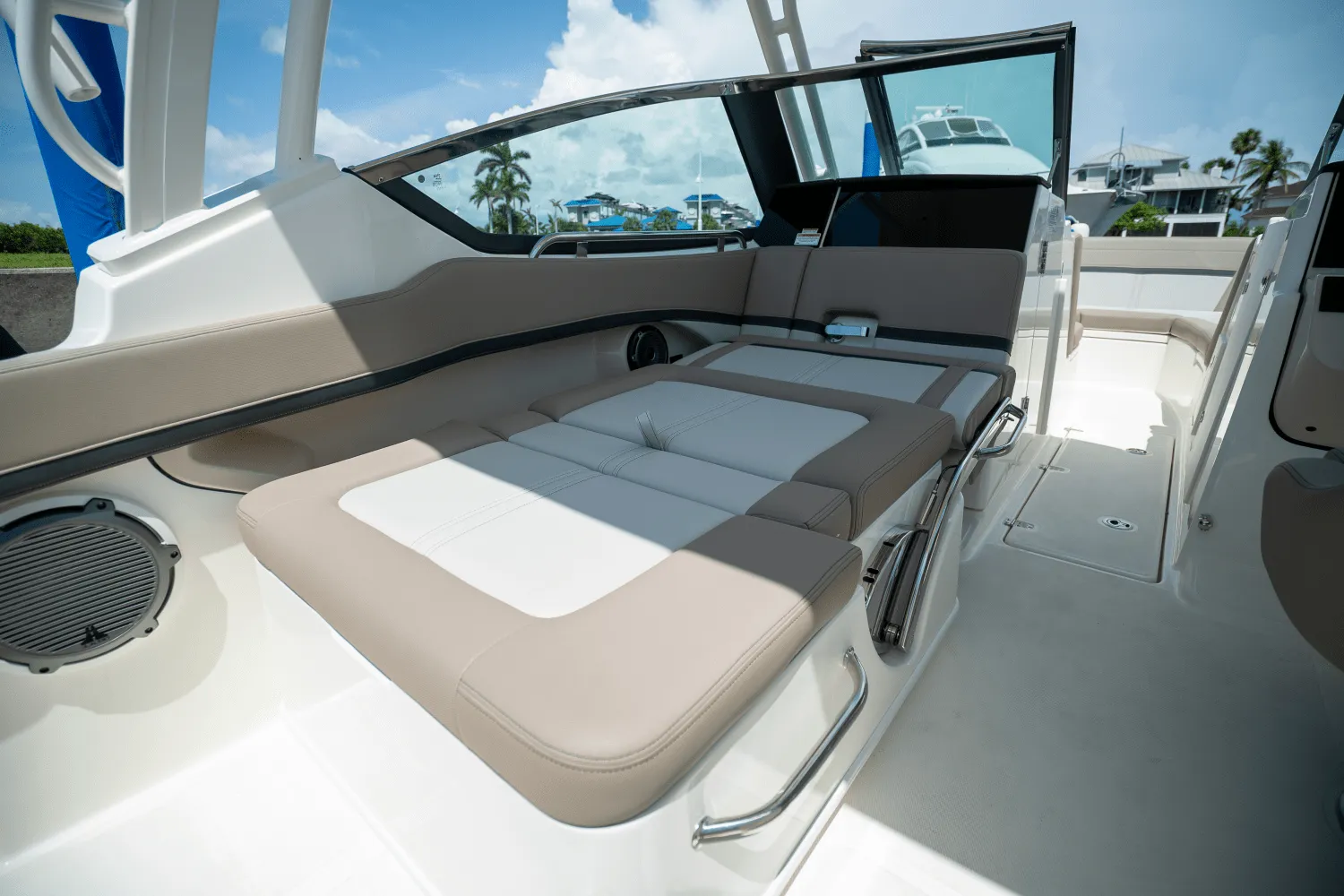 2025 Boston Whaler 240 Vantage Image Thumbnail #10