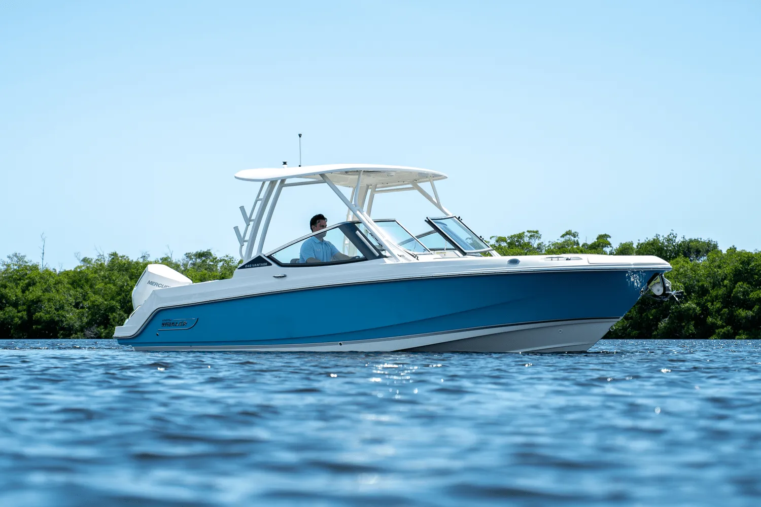 2025 Boston Whaler 240 Vantage Image Thumbnail #0