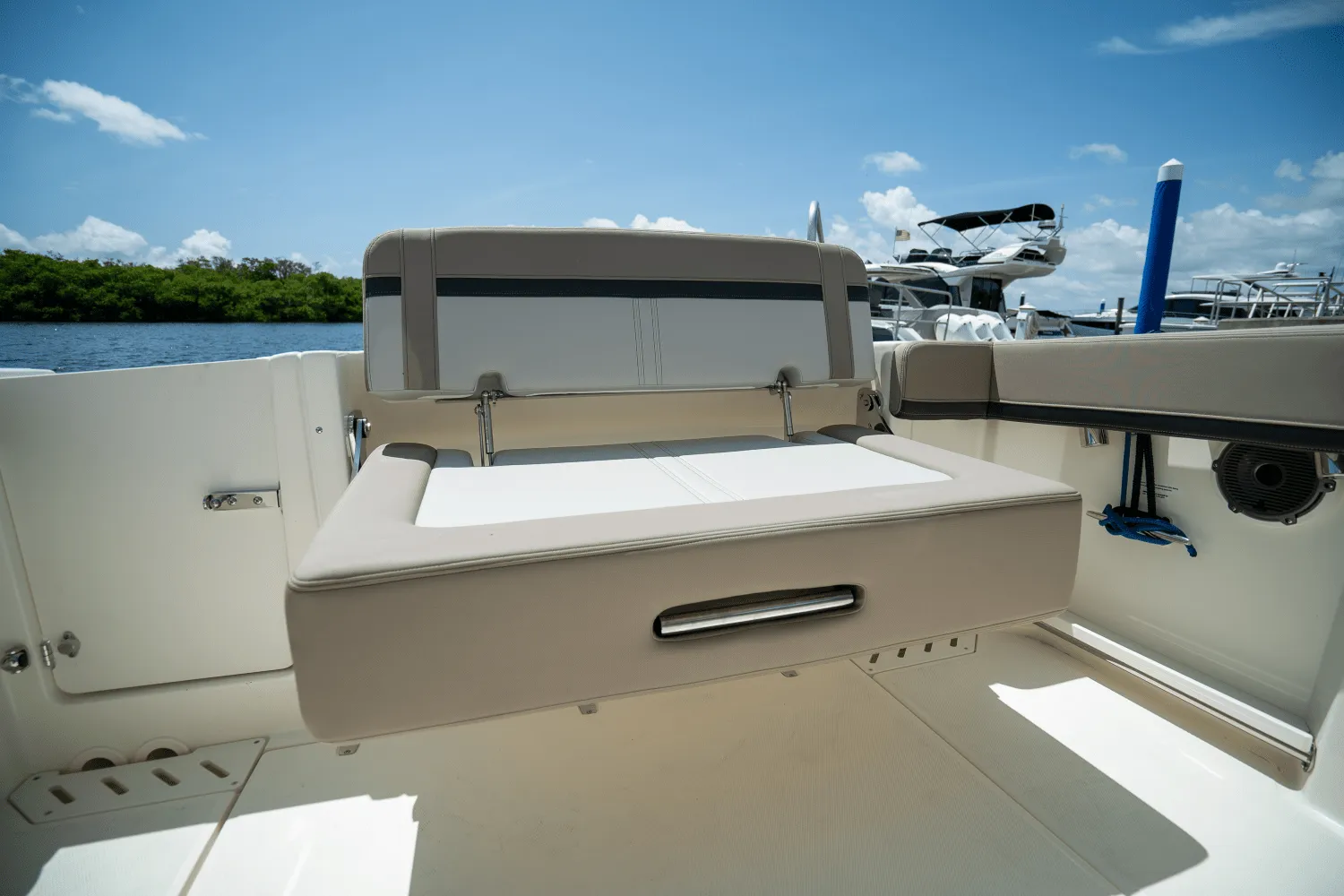 2025 Boston Whaler 240 Vantage Image Thumbnail #8