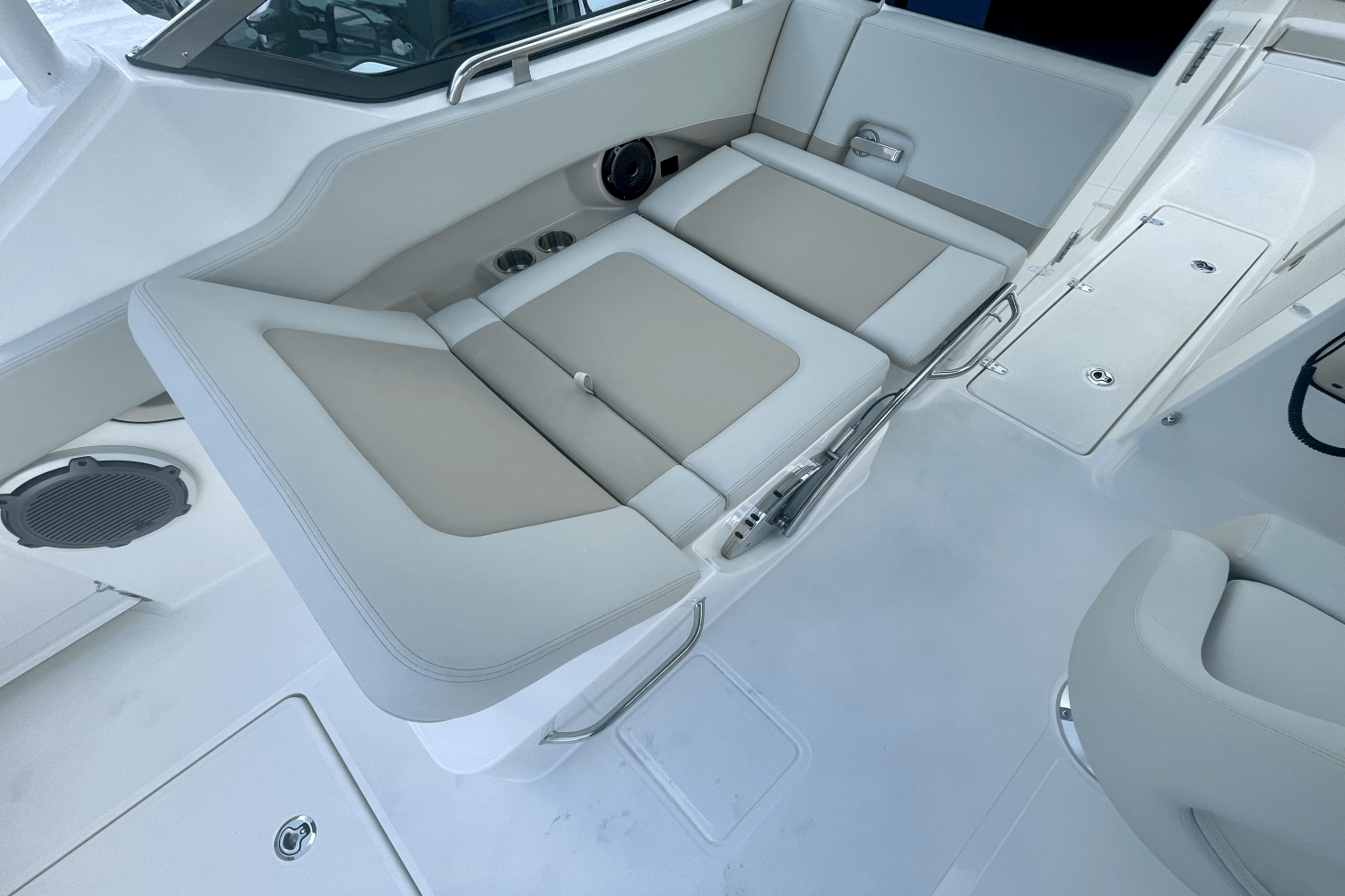 2025 Boston Whaler 240 Vantage Image Thumbnail #12
