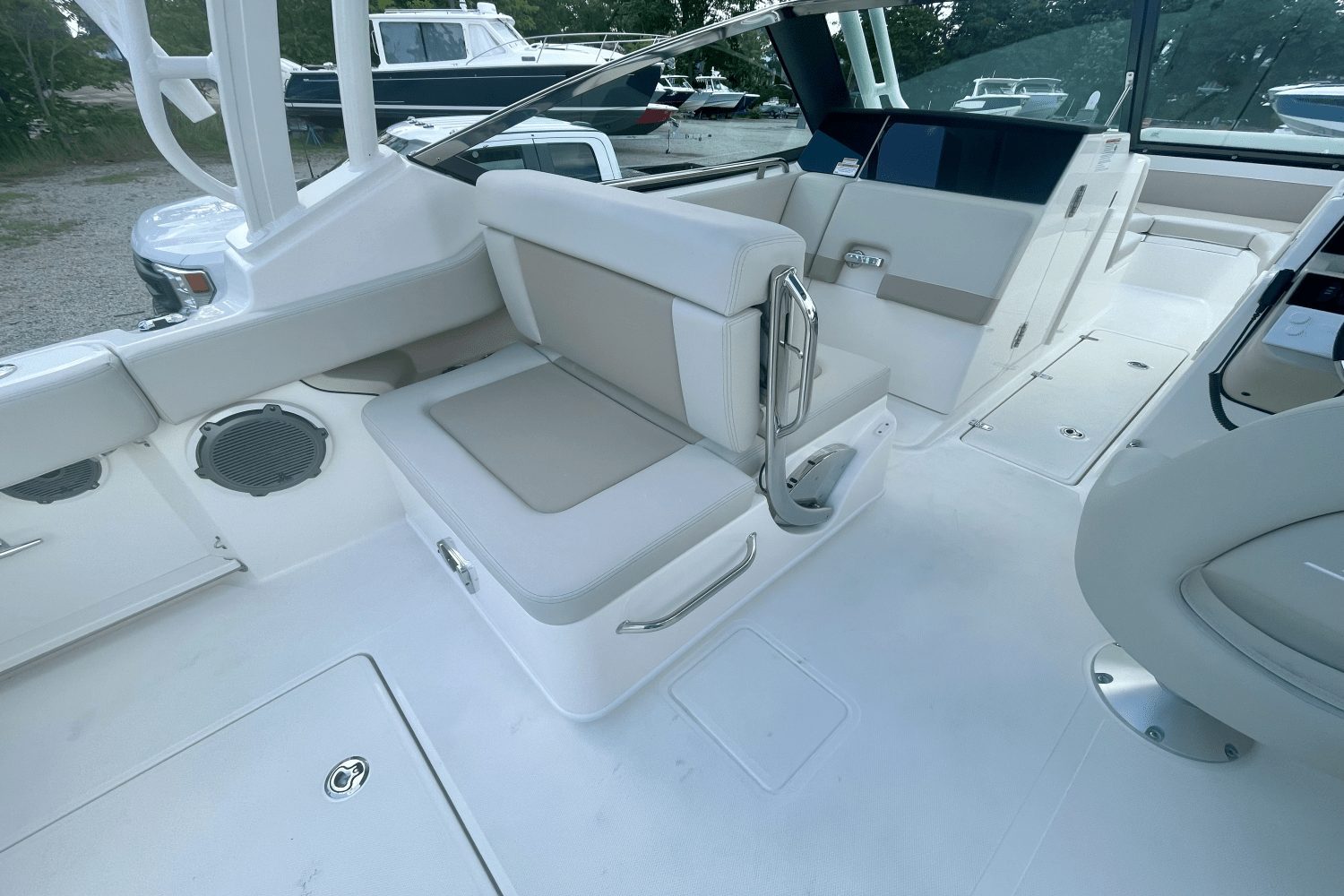 2025 Boston Whaler 240 Vantage Image Thumbnail #10