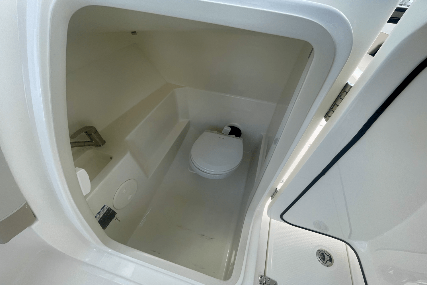 2025 Boston Whaler 240 Vantage Image Thumbnail #18
