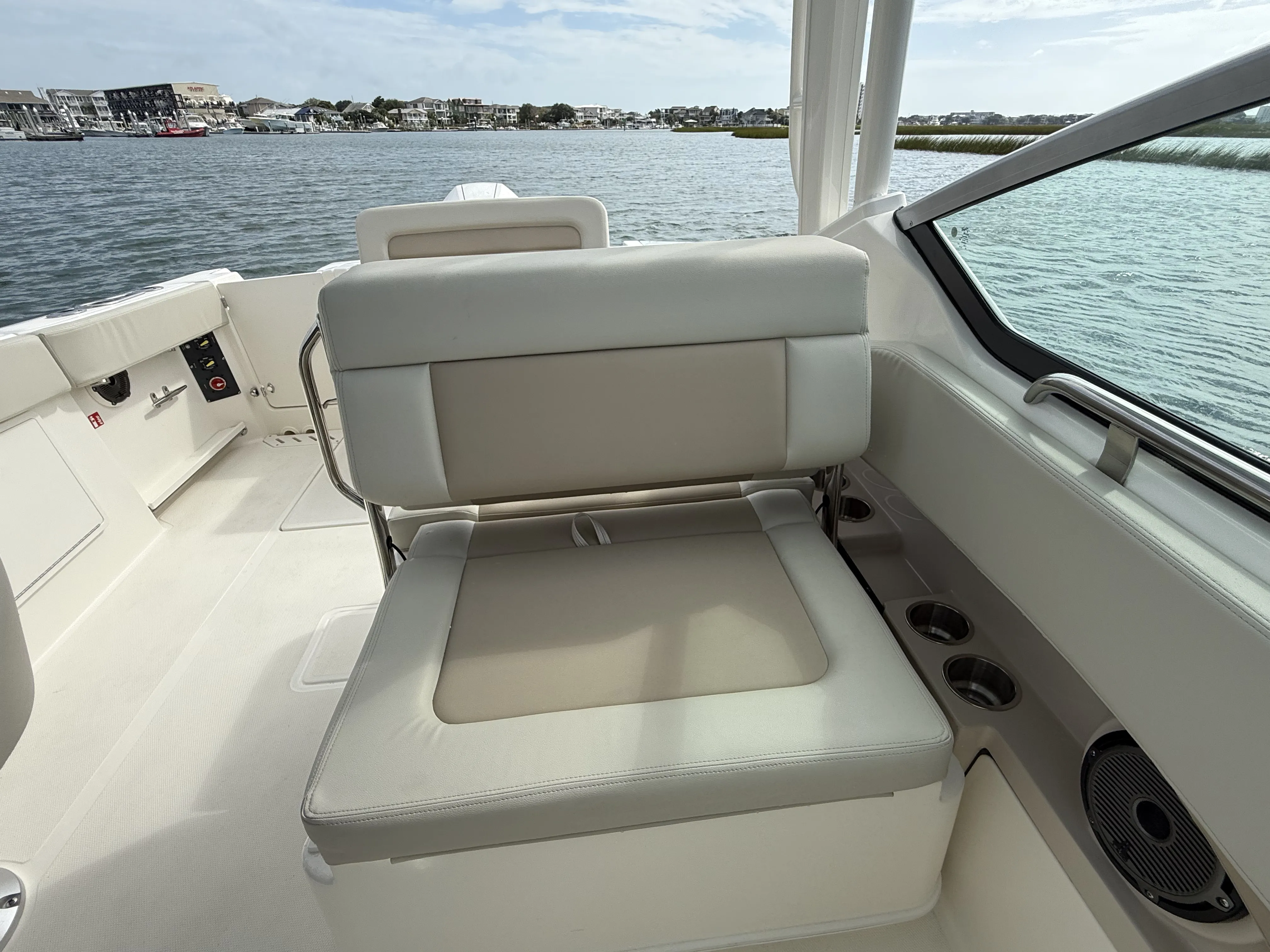 2026 Boston Whaler 240 Vantage Image Thumbnail #8