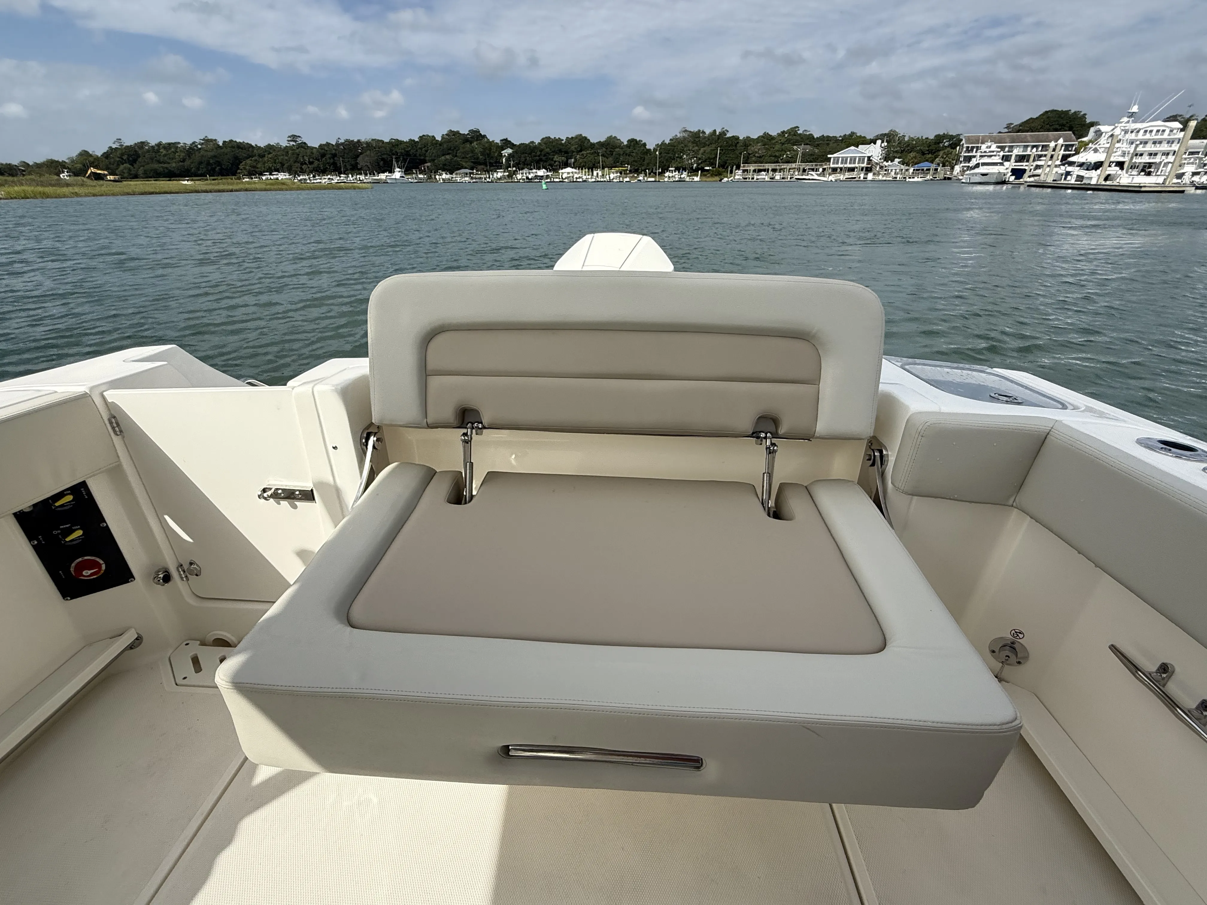 2026 Boston Whaler 240 Vantage Image Thumbnail #7