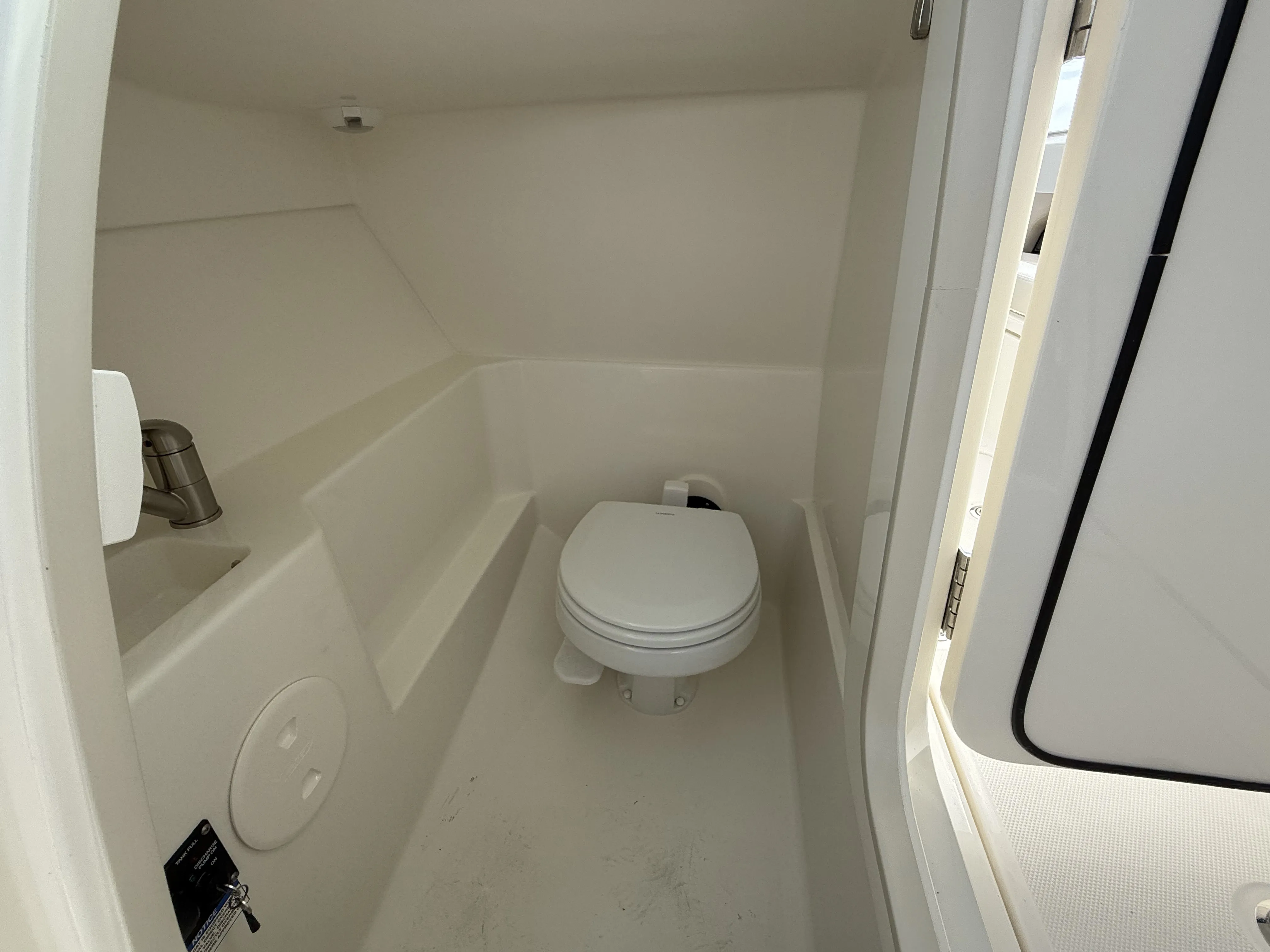 2026 Boston Whaler 240 Vantage Image Thumbnail #14