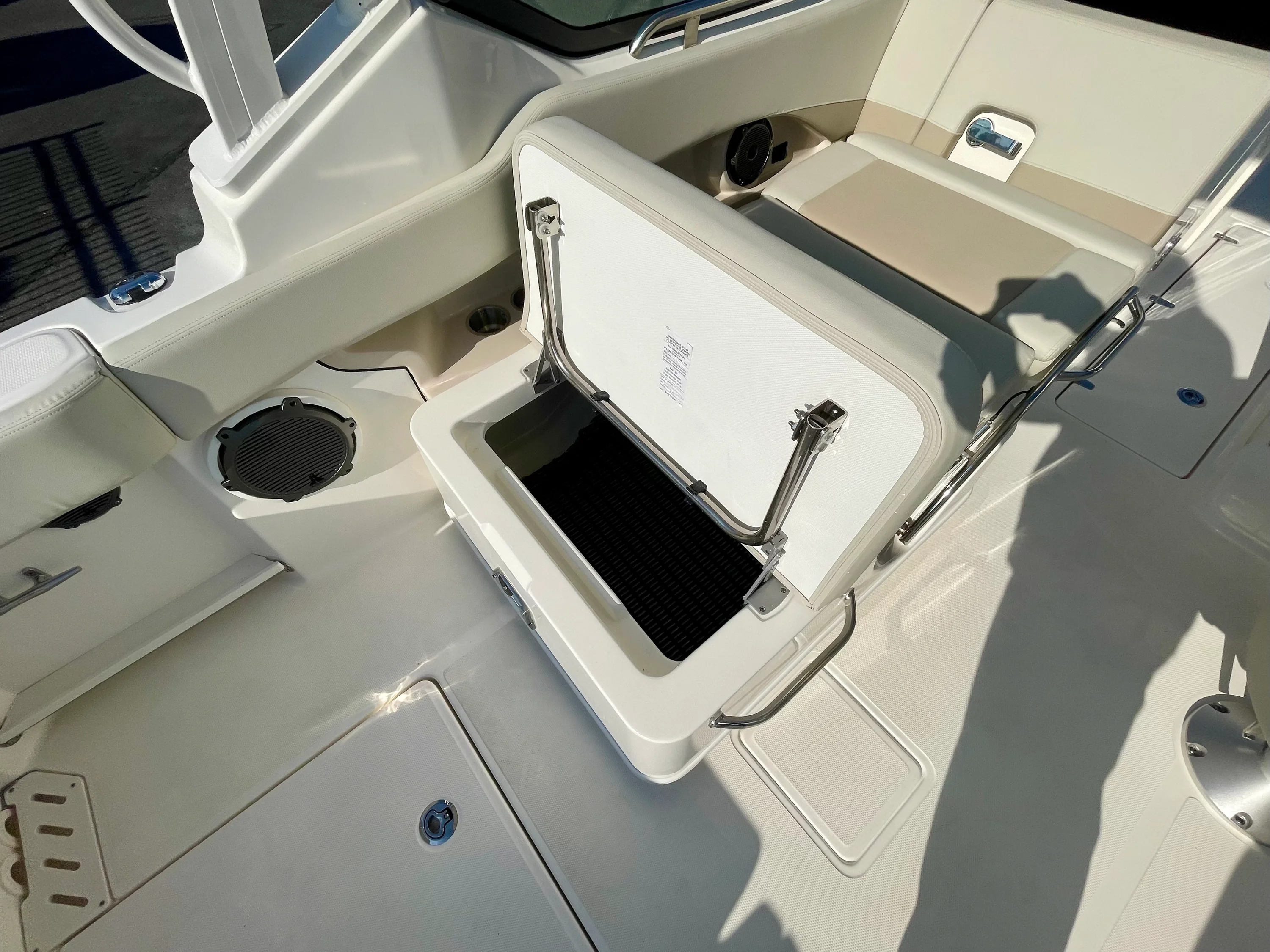 2026 Boston Whaler 240 Vantage Image Thumbnail #9