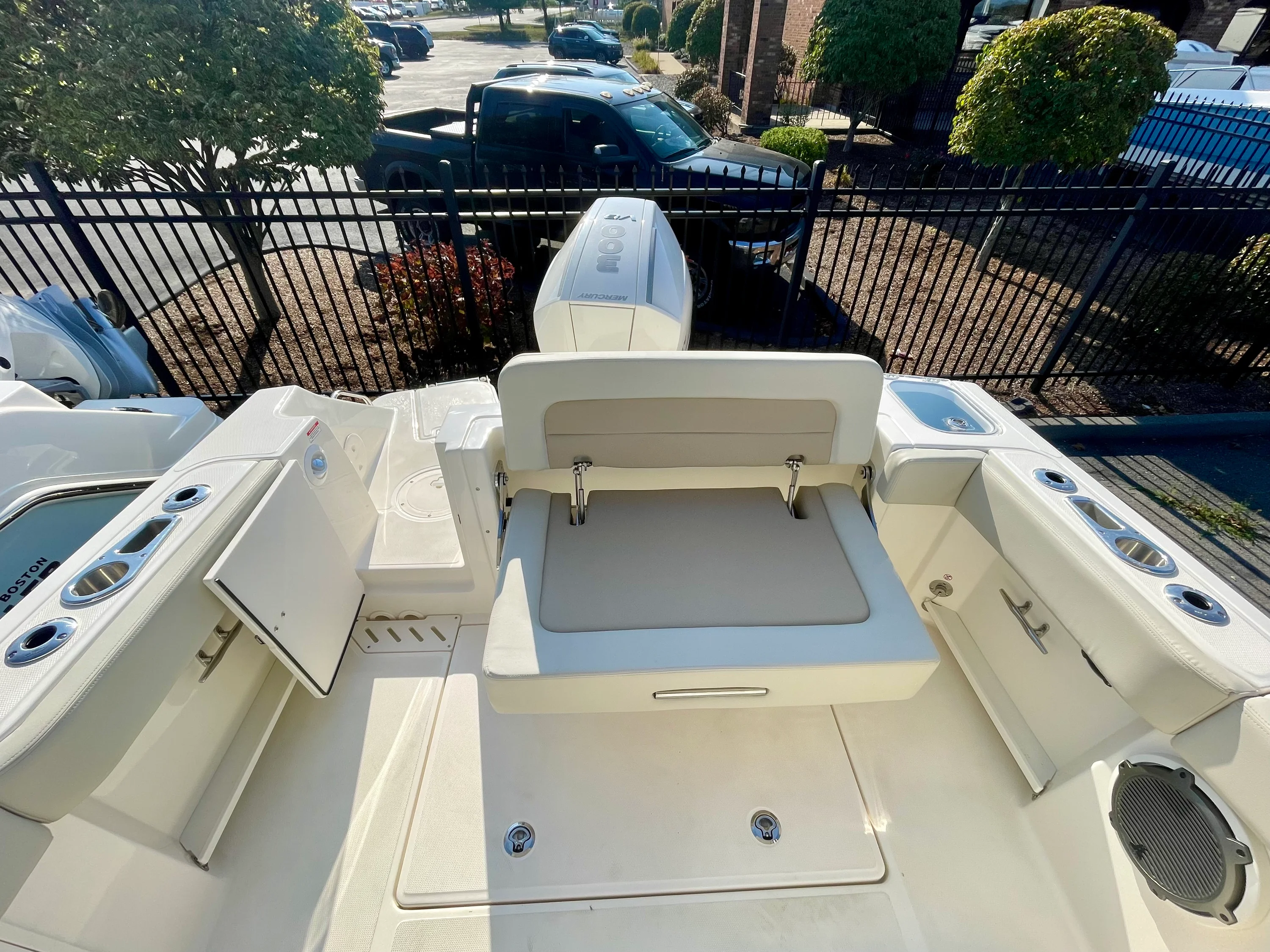 2026 Boston Whaler 240 Vantage Image Thumbnail #3