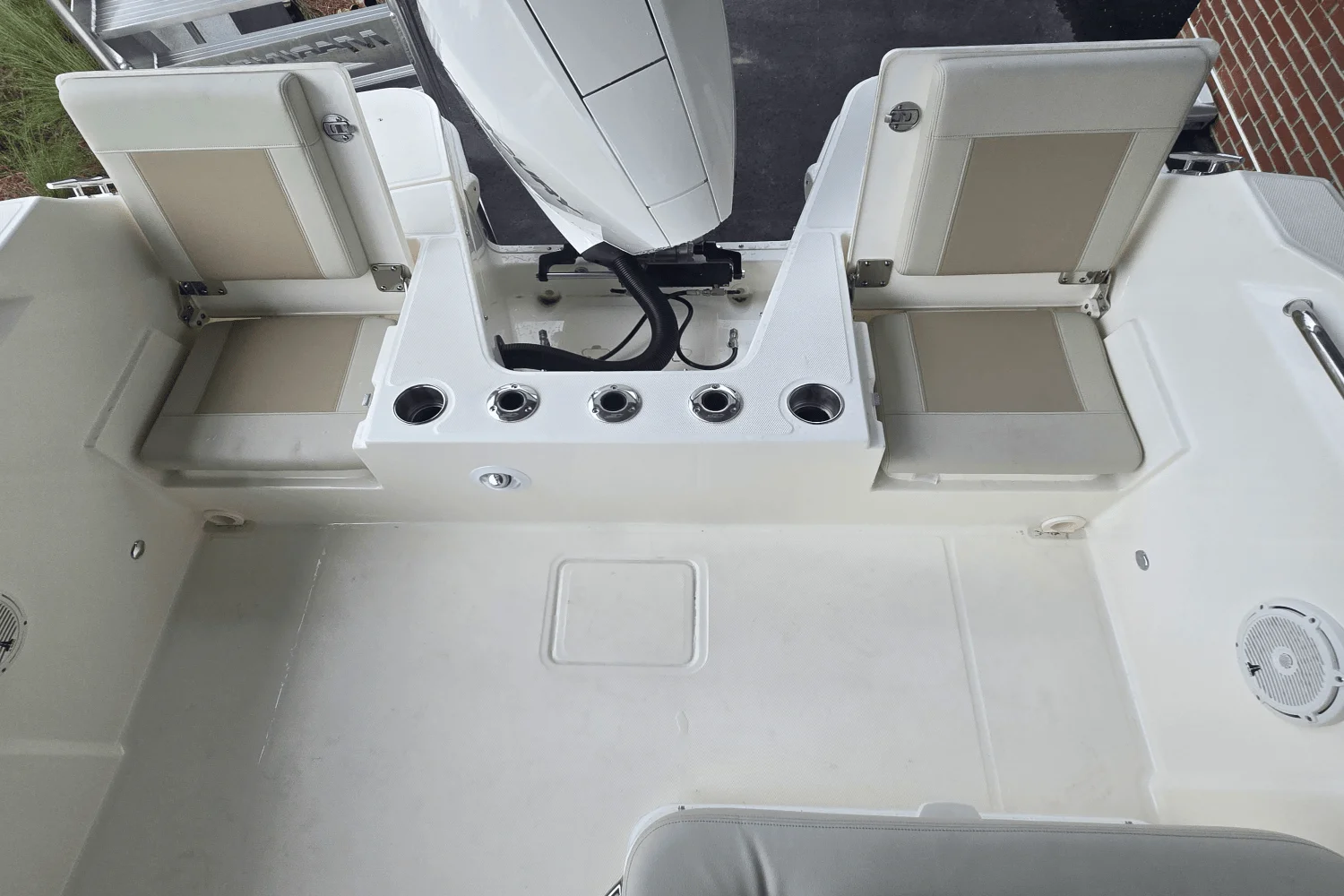 2025 Boston Whaler 210 Vantage Image Thumbnail #5