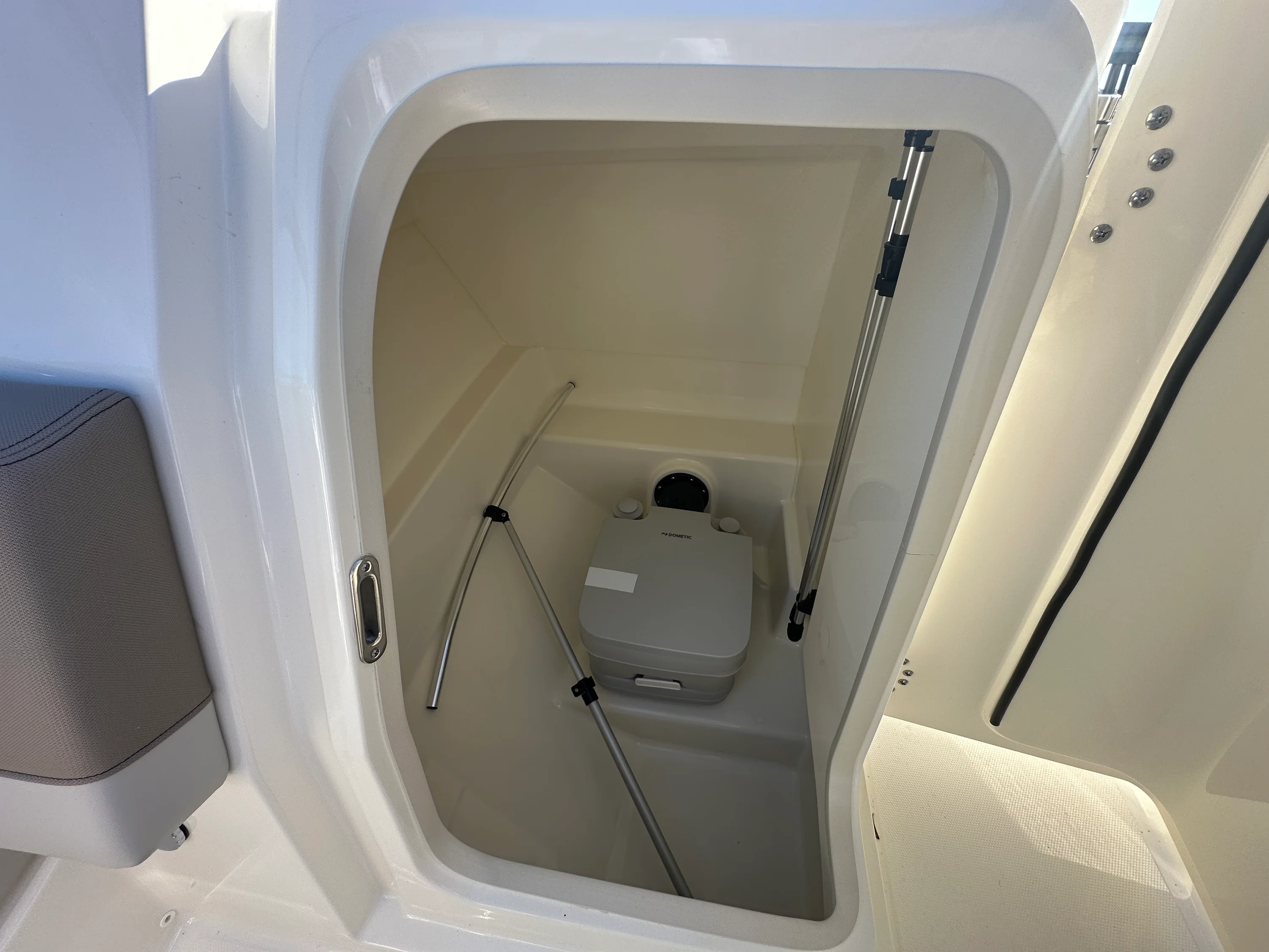 2025 Boston Whaler 210 Vantage Image Thumbnail #19