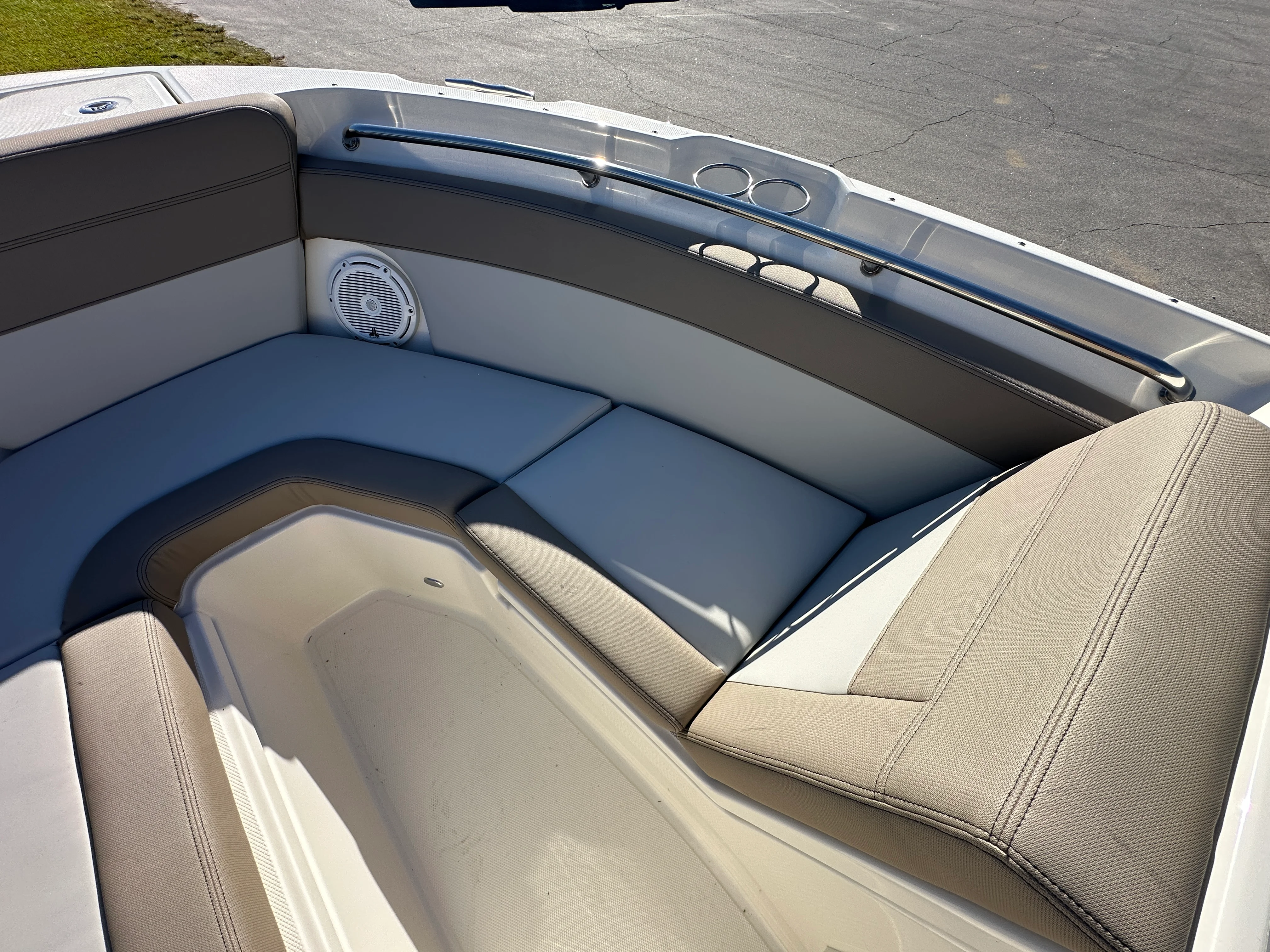 2025 Boston Whaler 210 Vantage Image Thumbnail #10