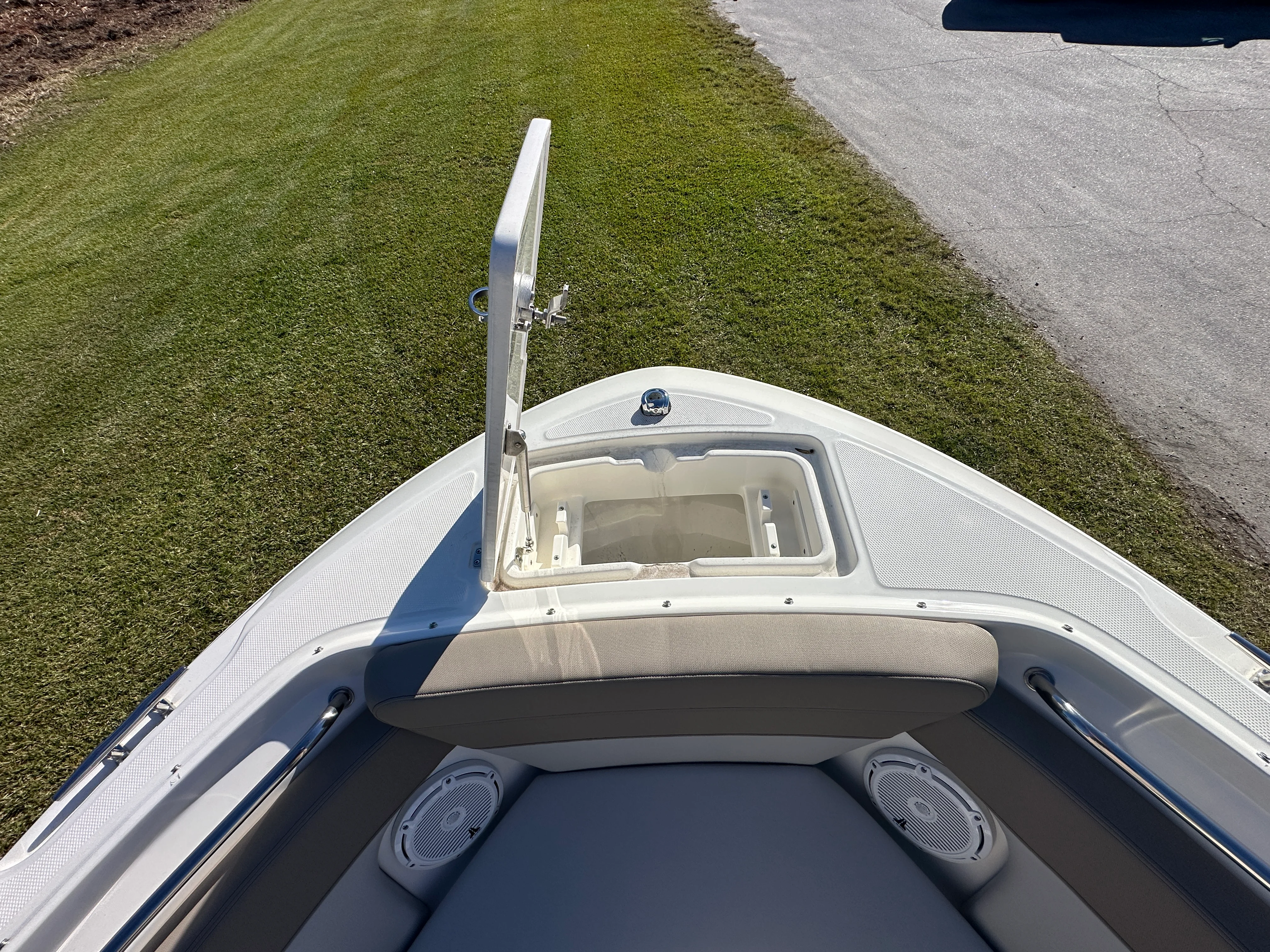 2025 Boston Whaler 210 Vantage Image Thumbnail #12