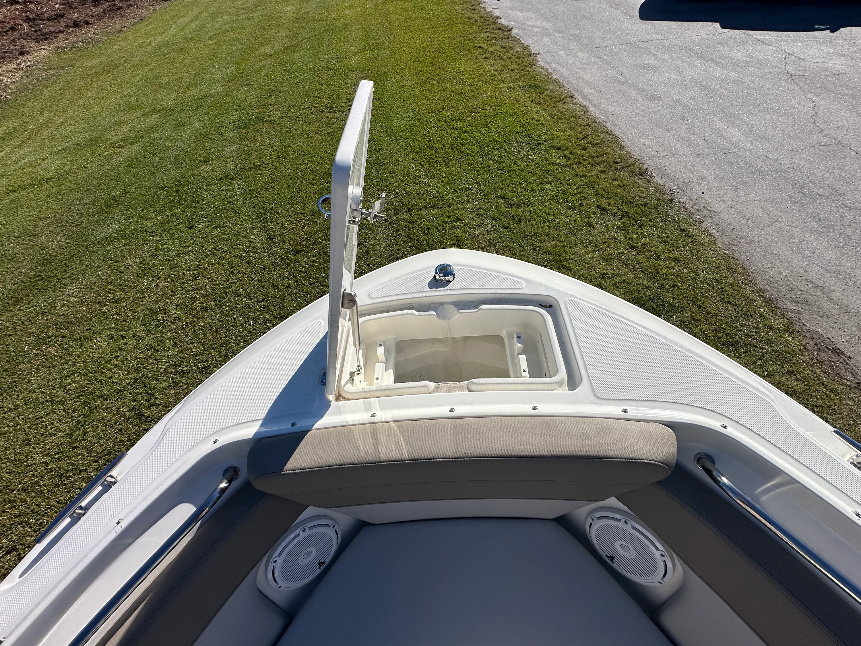 2025 Boston Whaler 210 Vantage Image Thumbnail #12