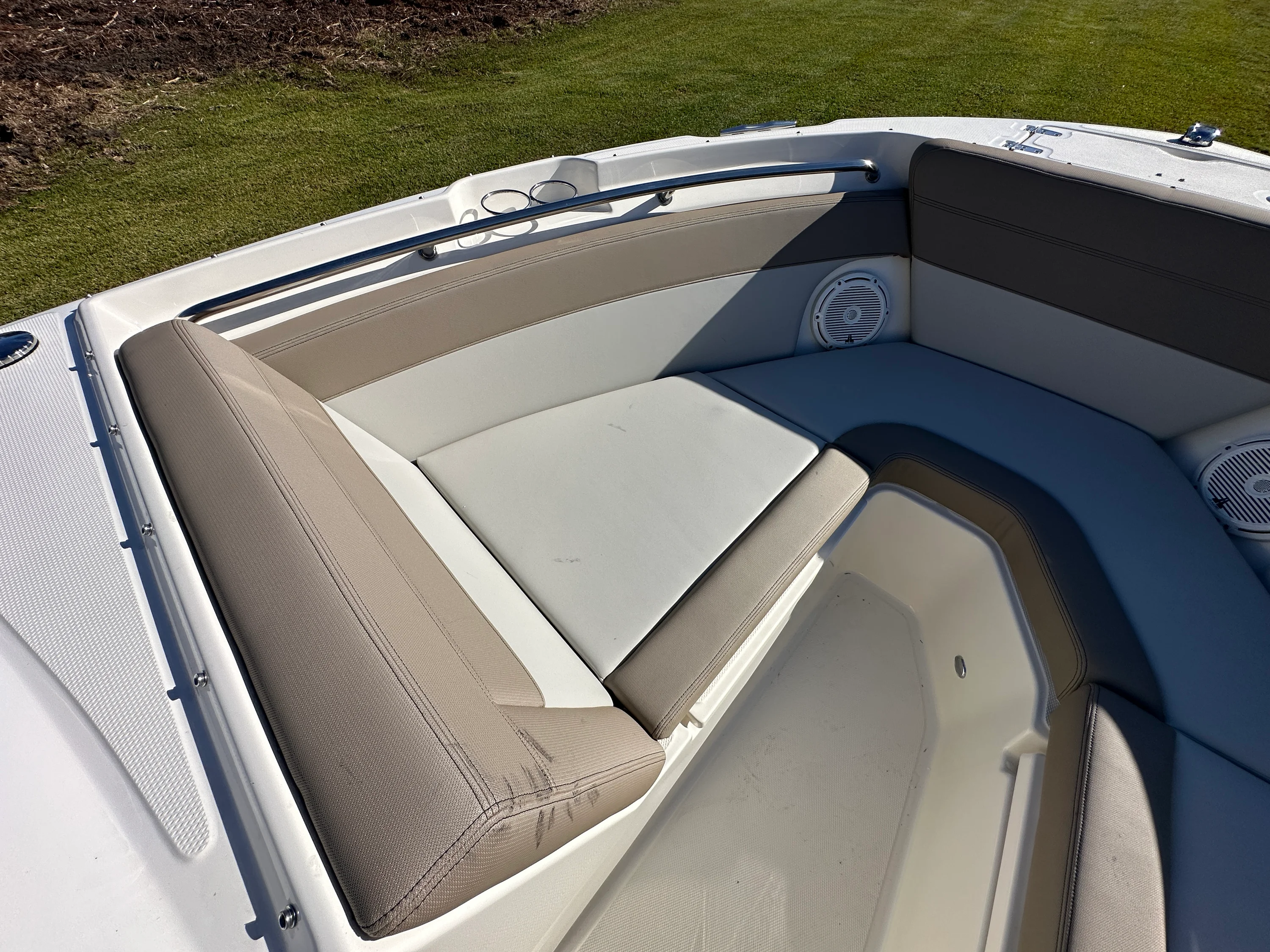 2025 Boston Whaler 210 Vantage Image Thumbnail #9