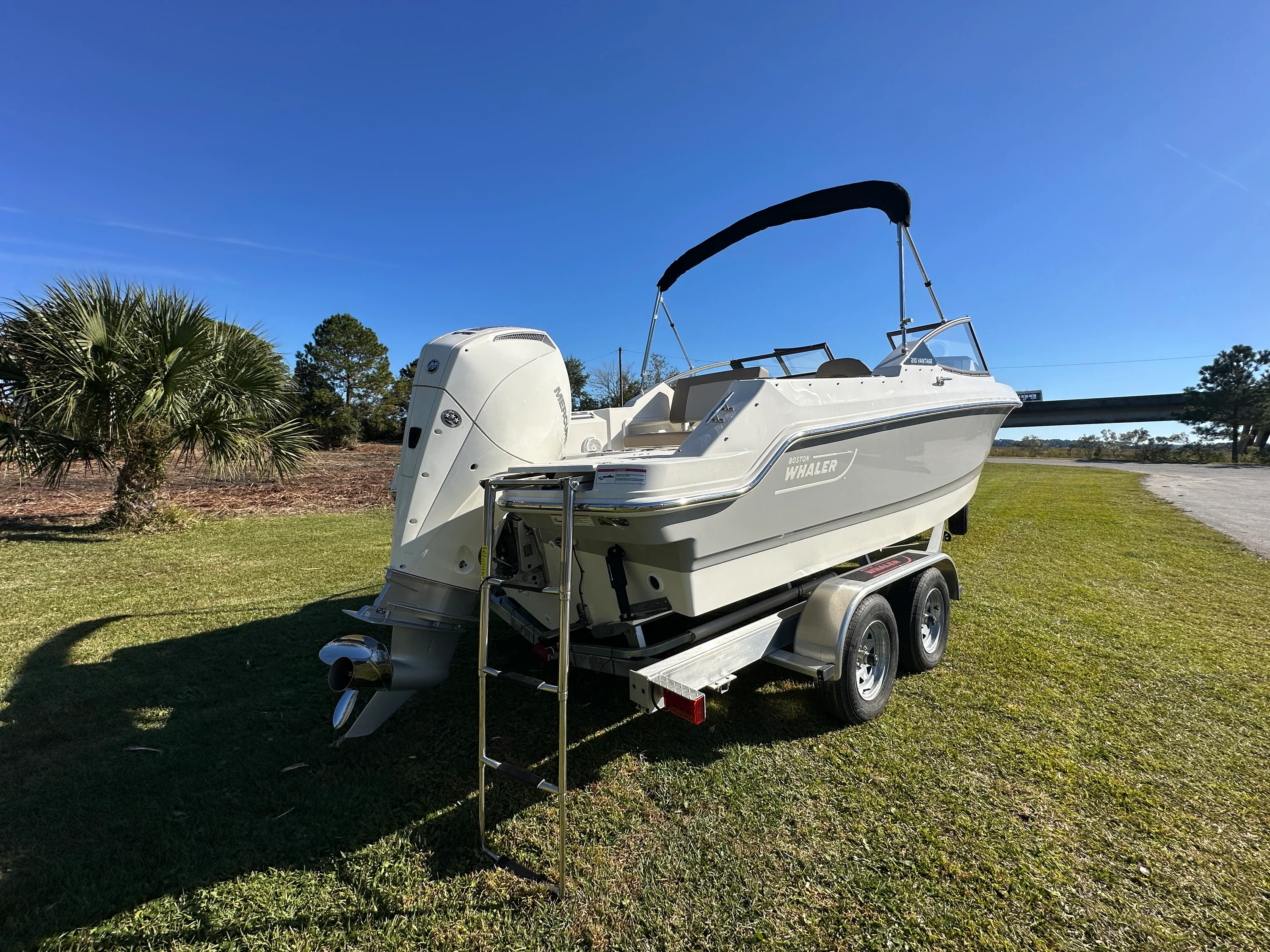 2025 Boston Whaler 210 Vantage Image Thumbnail #7