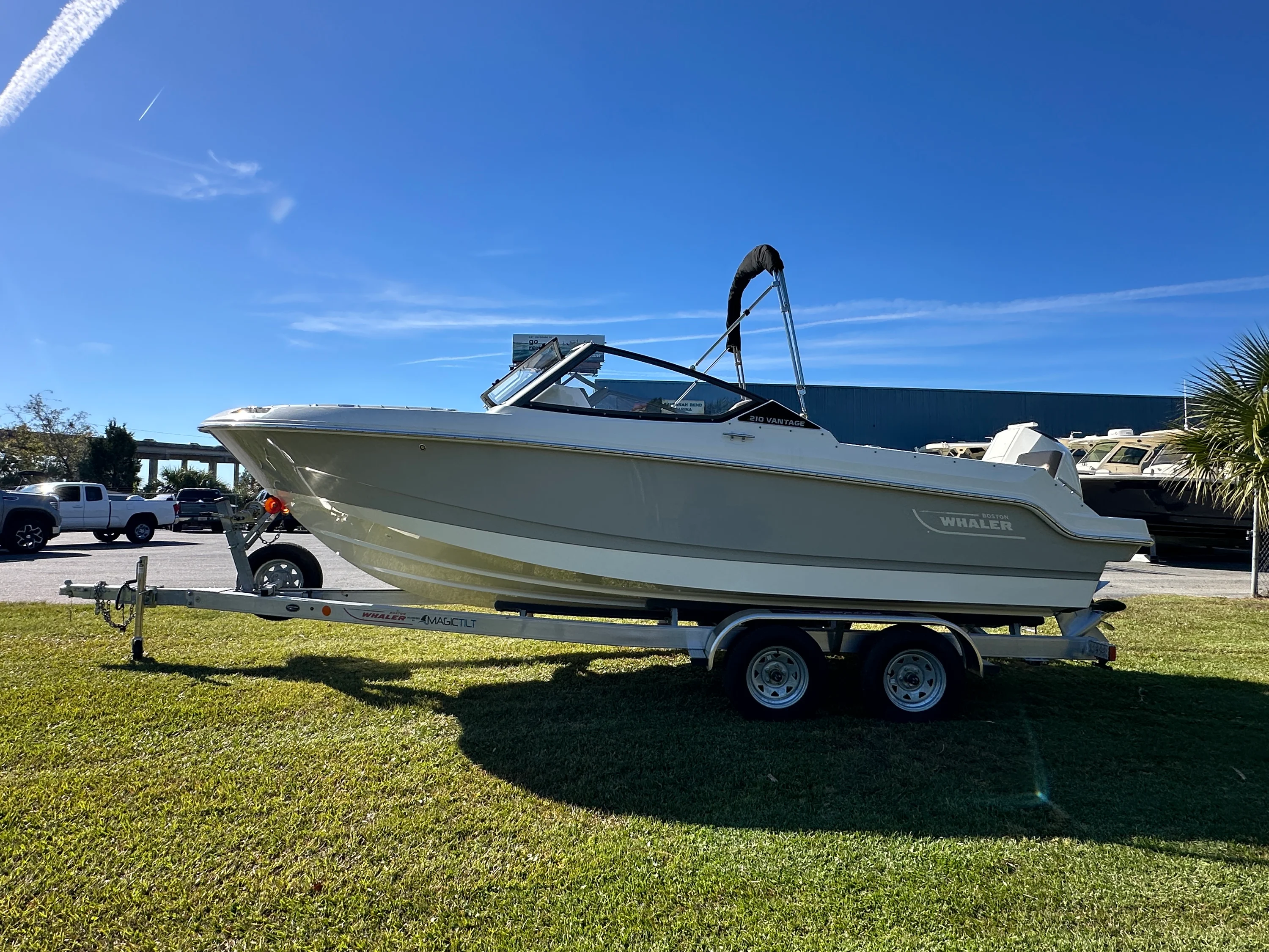 2025 Boston Whaler 210 Vantage Image Thumbnail #3